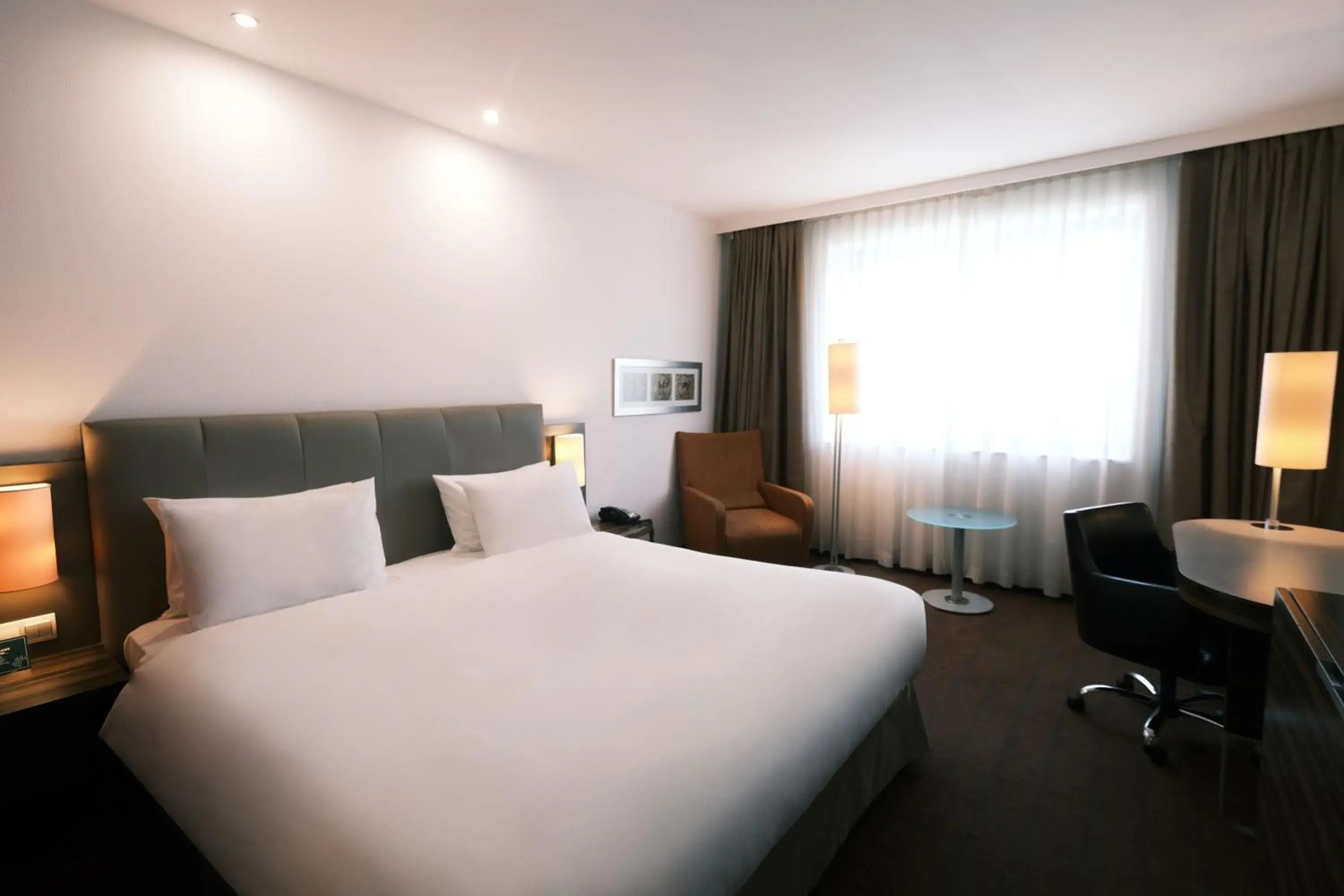 Standard King Room - Smoking in Holiday Inn Almaty by IHG Standard King Room - Smoking in Holiday Inn Almaty by IHG