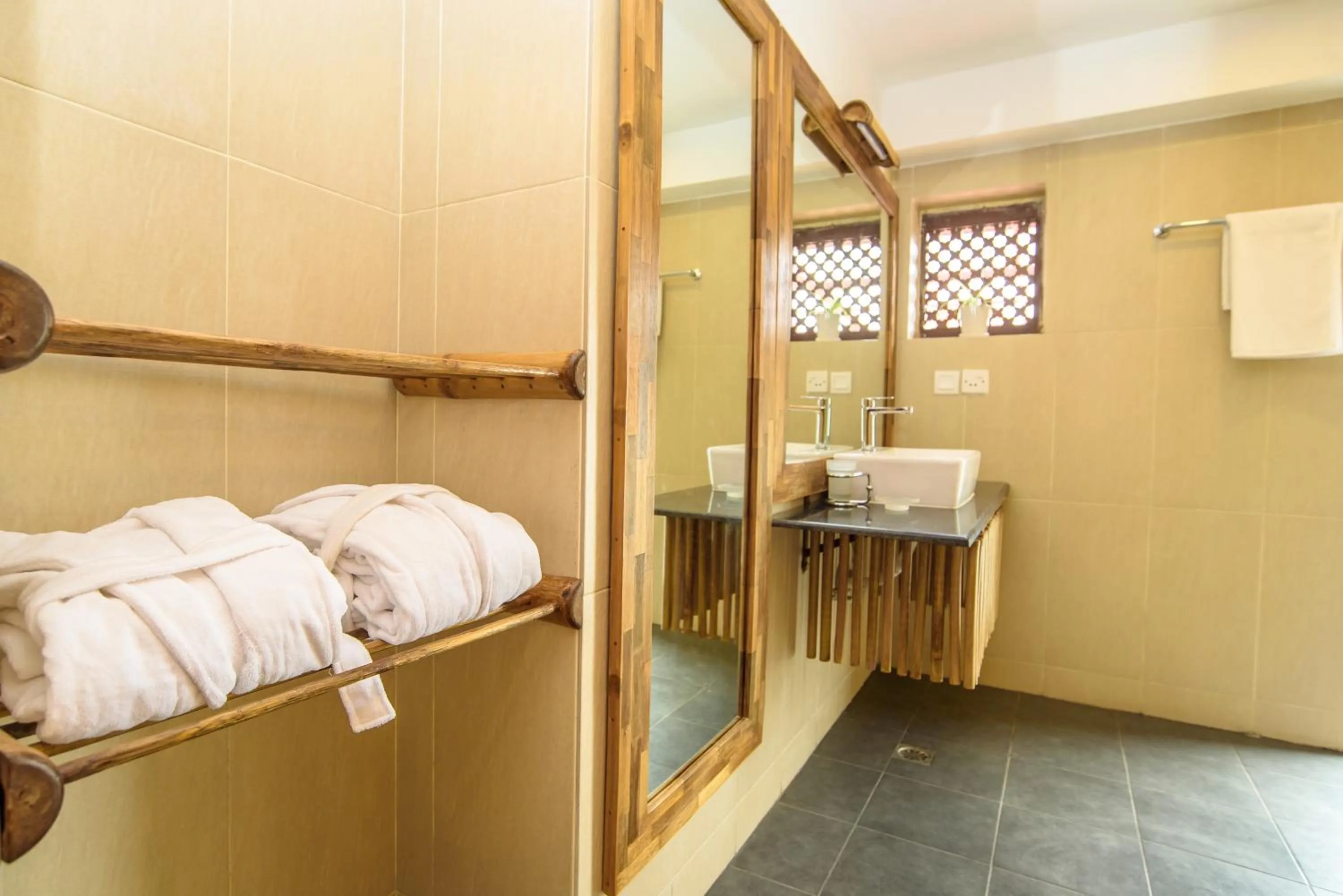 Bathroom, Bed in Hotel Timila