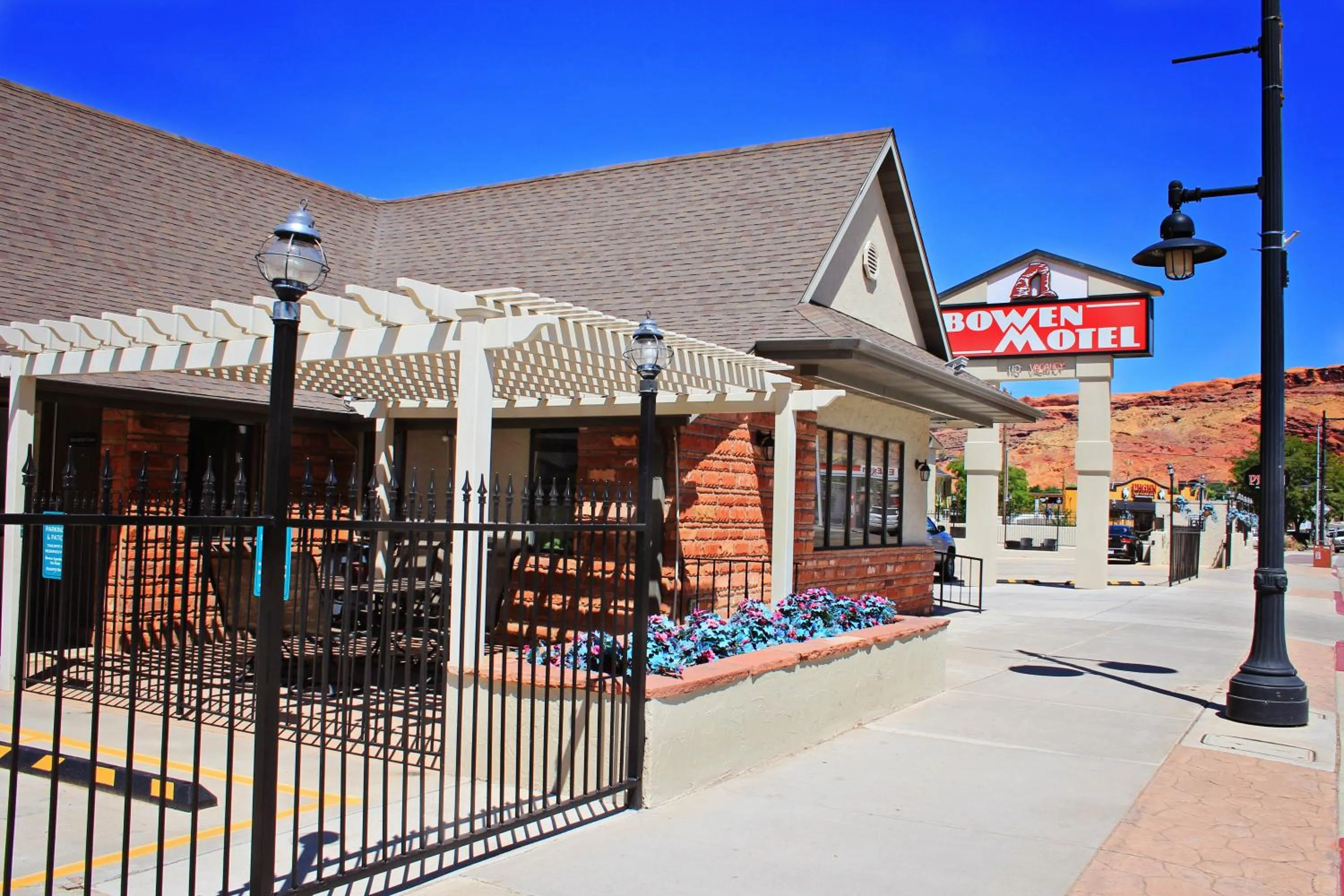 Facade/entrance in Bowen Motel