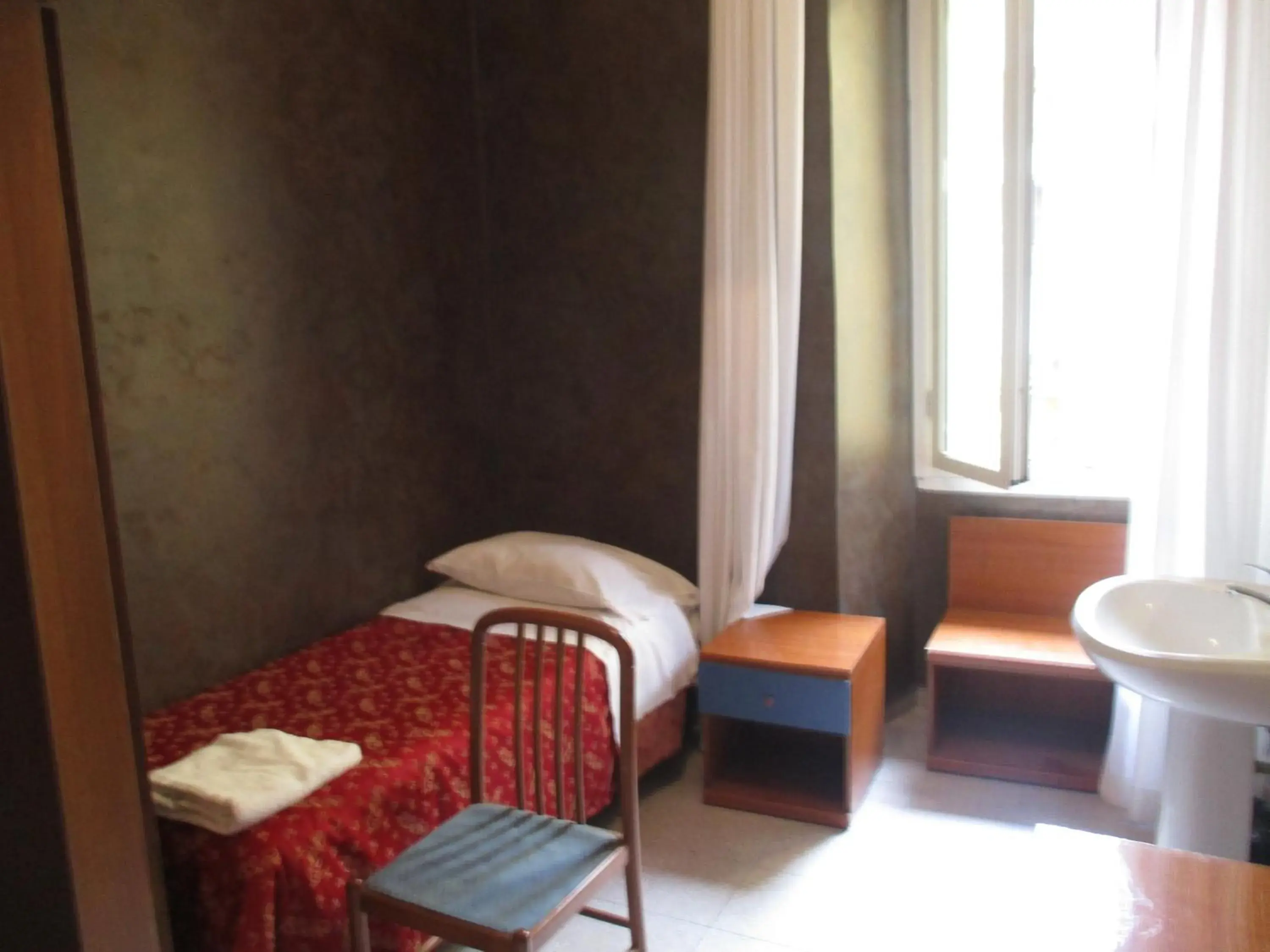 Single Room with Shared Bathroom in Hotel Gloria Single Room with Shared Bathroom in Hotel Gloria