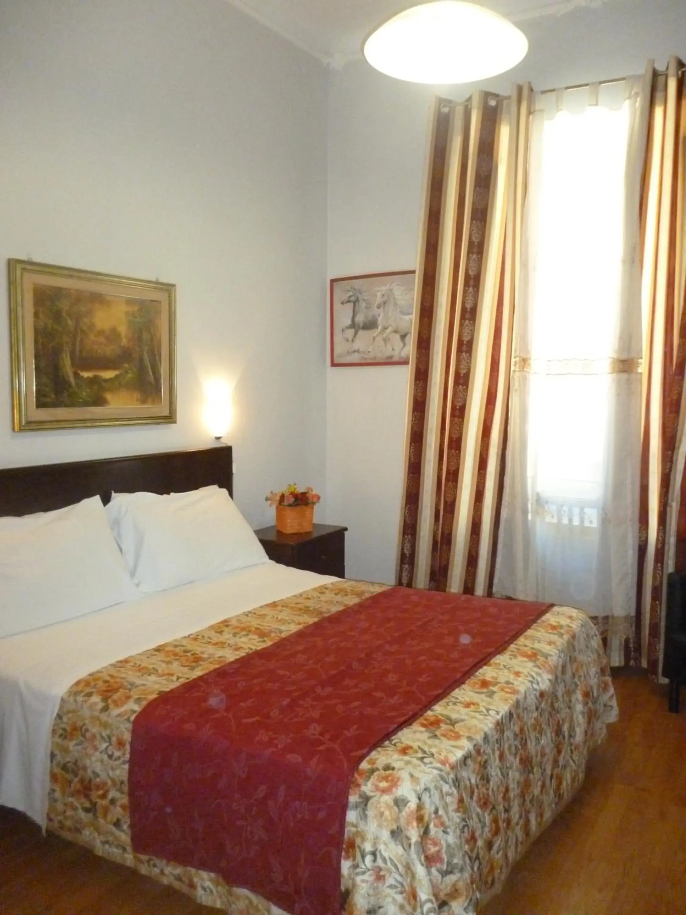 Double Room with Shared Bathroom in Hotel Gloria Double Room with Shared Bathroom in Hotel Gloria