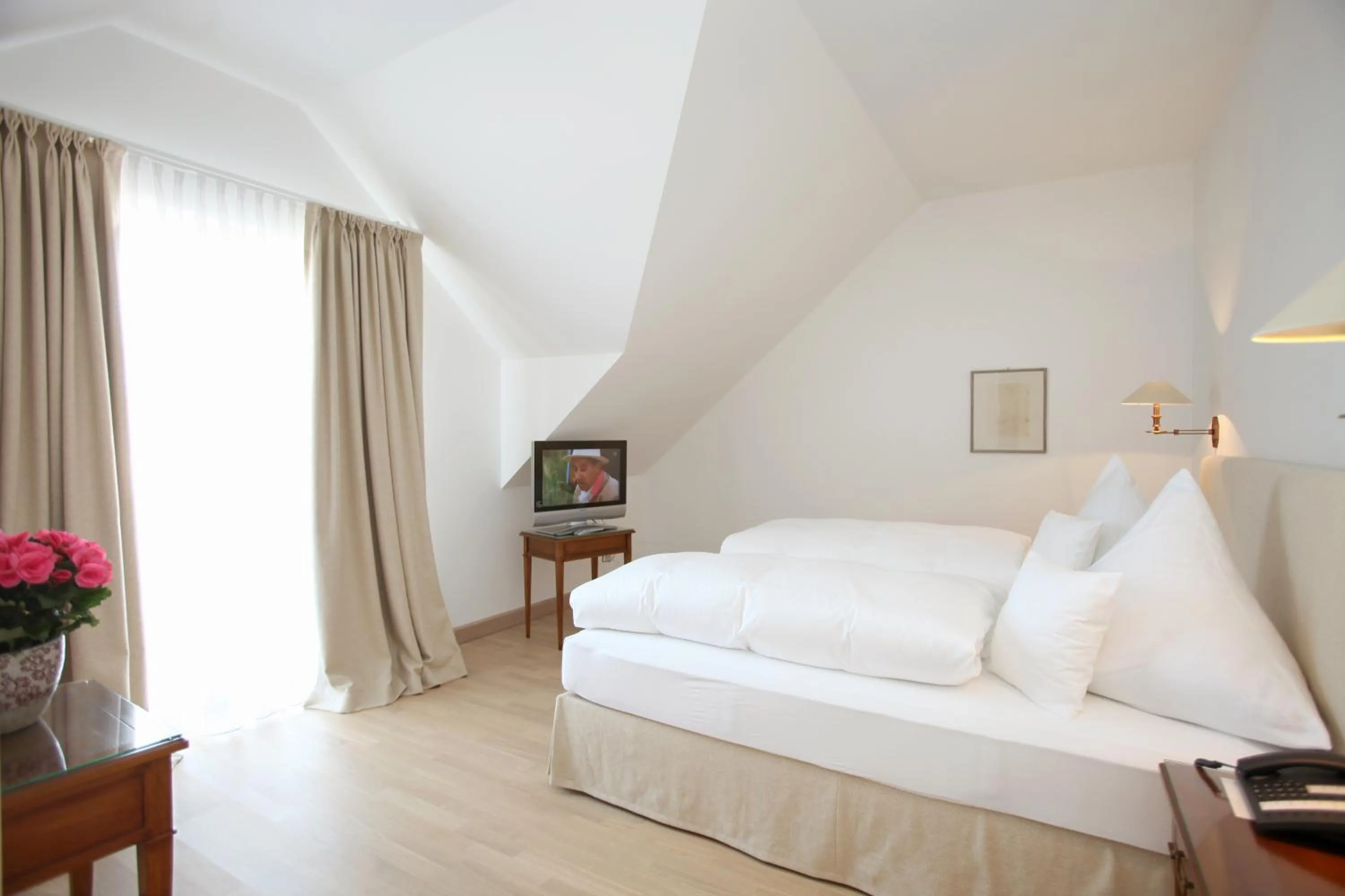 Bedroom, Bed in Hotel Krone