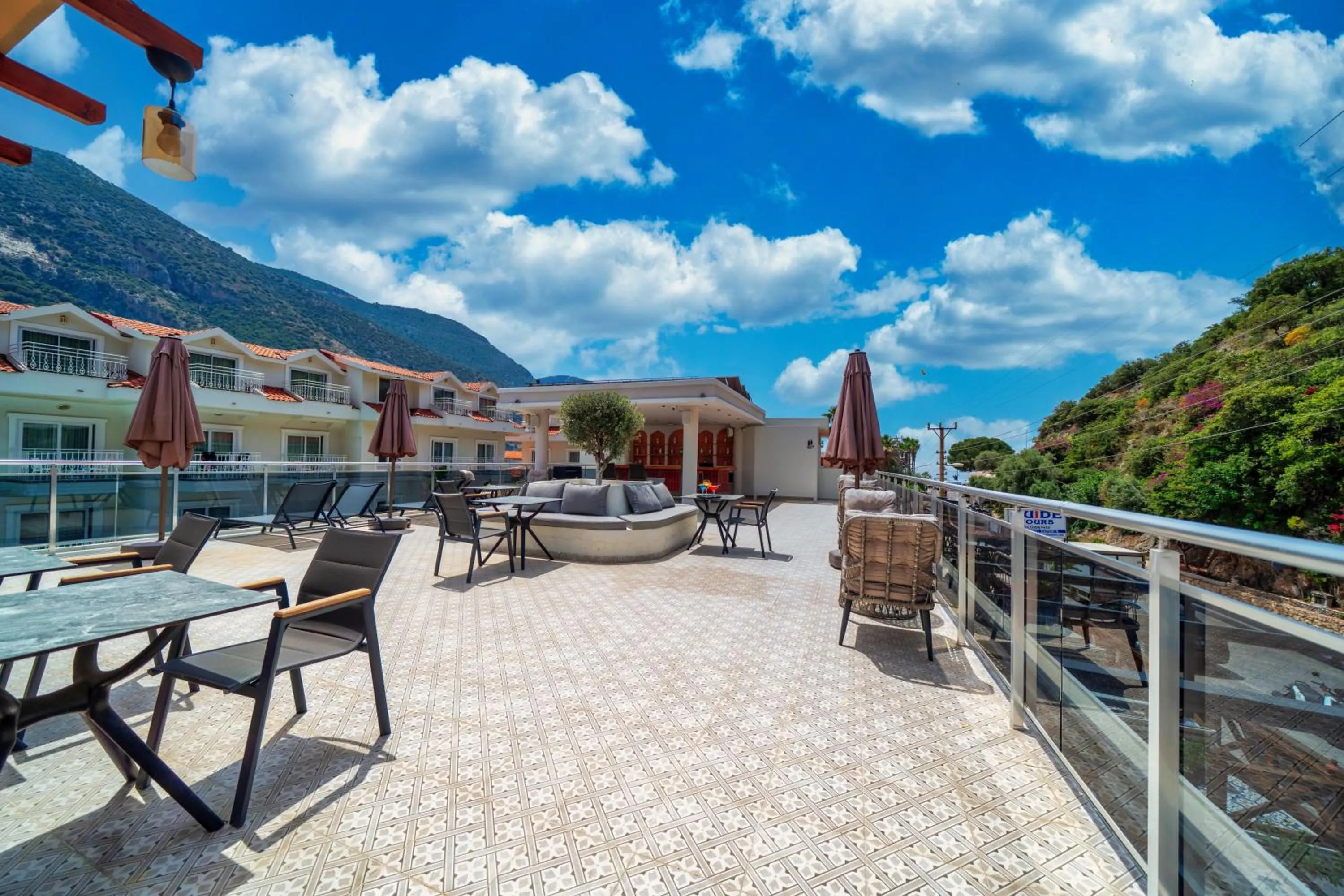 Montebello Deluxe Hotel