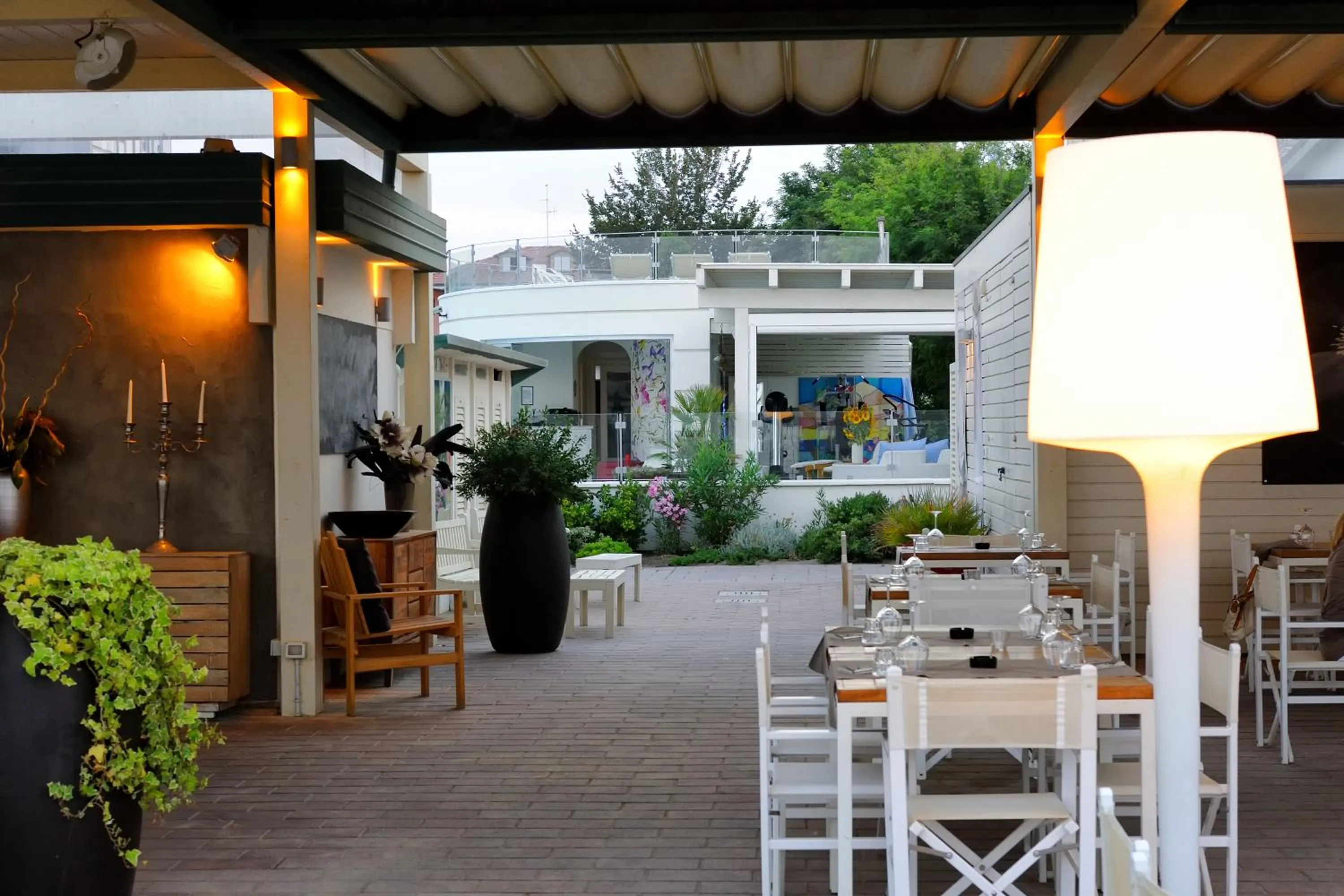 Restaurant/places to eat in Hotel Caesar