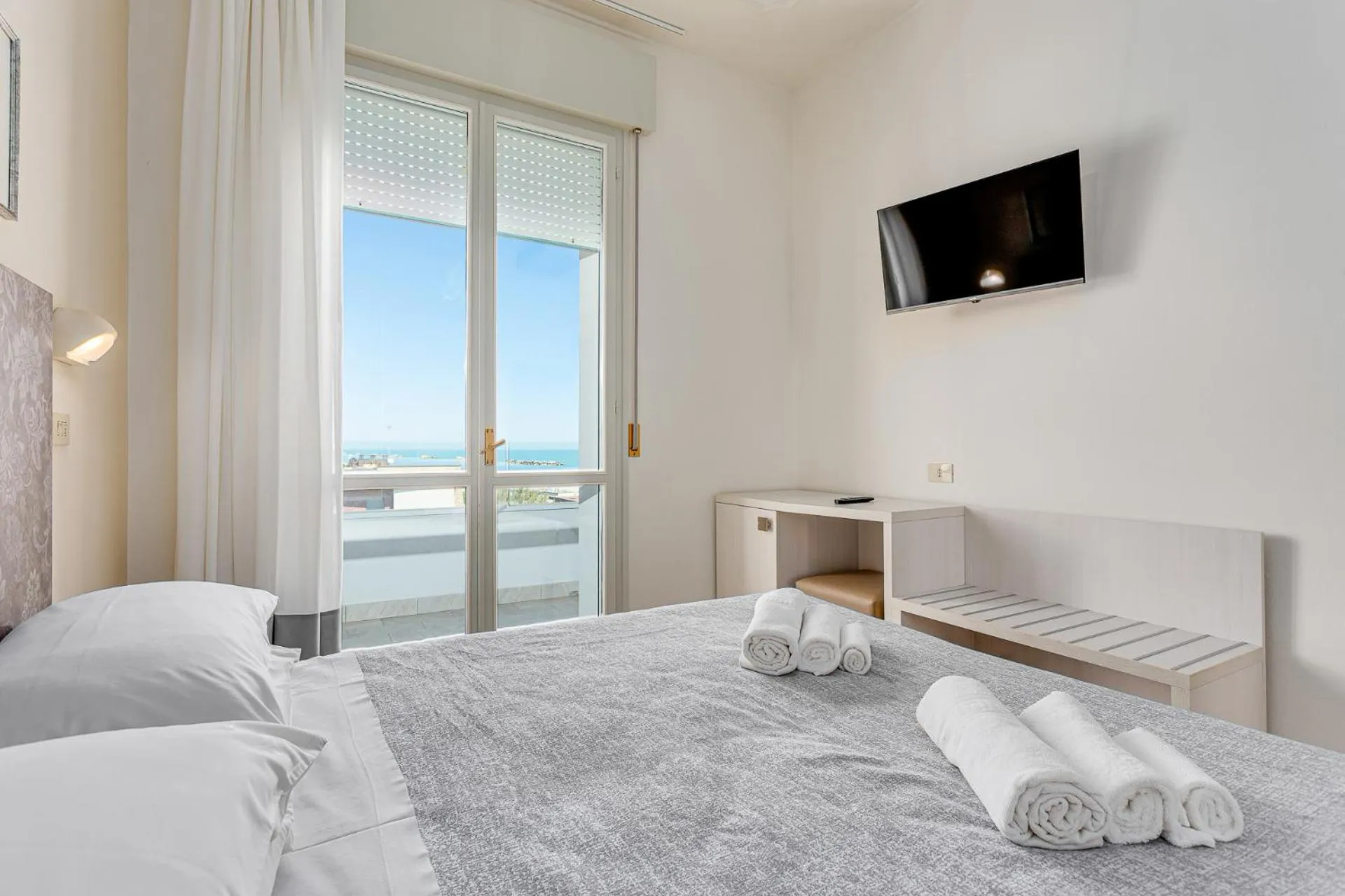 View (from property/room), Bed in Hotel Caesar