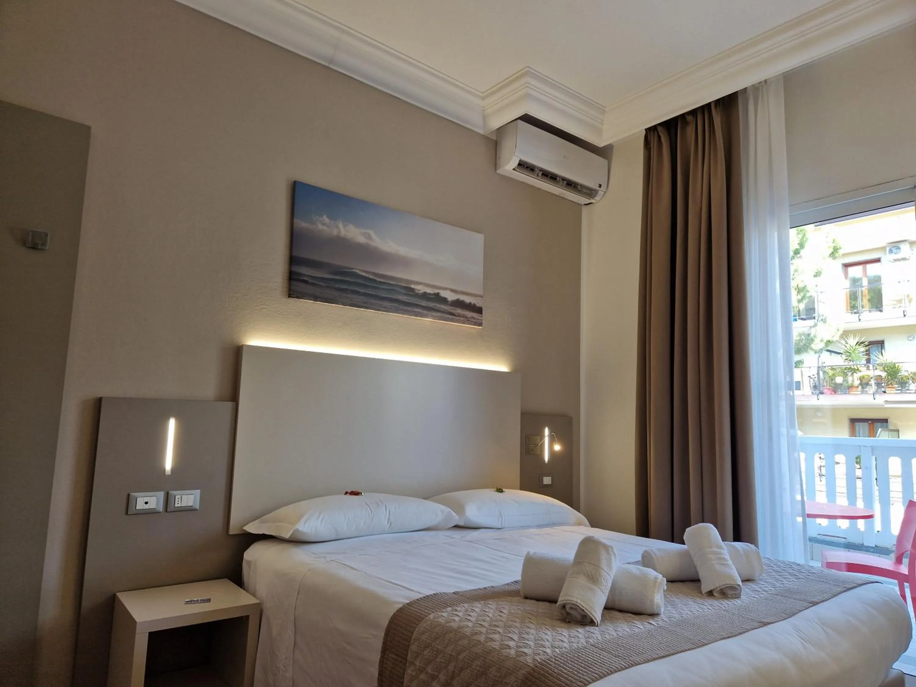 Shower, Bed in Hotel Danubio