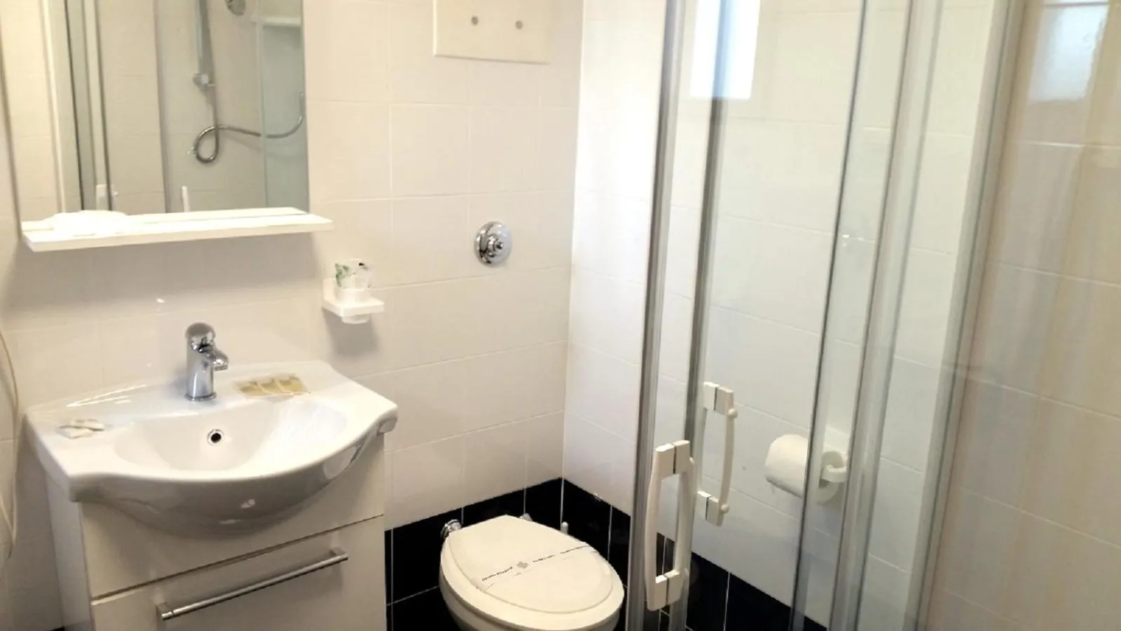 Shower in Hotel Danubio