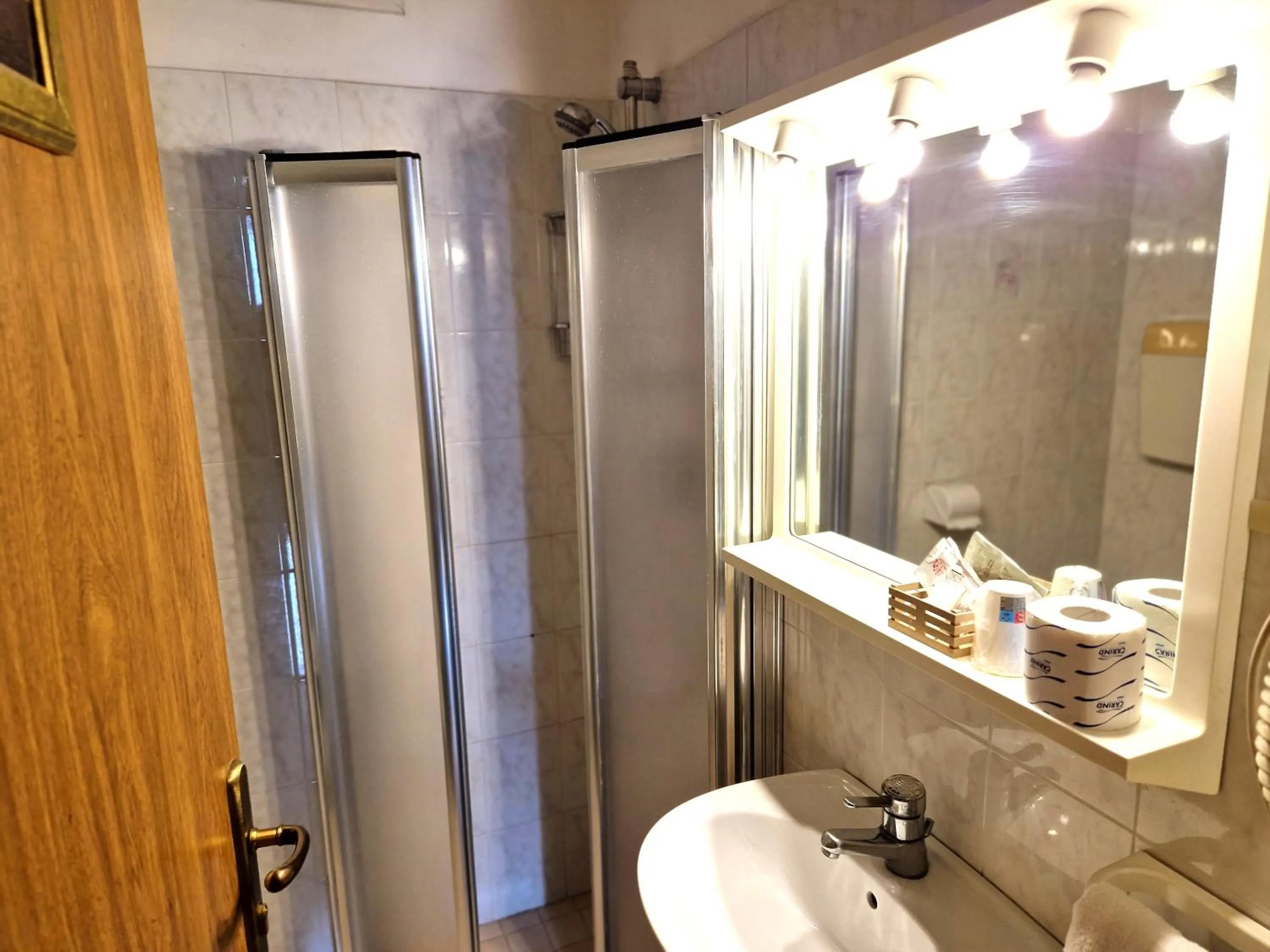 Shower in Hotel Danubio