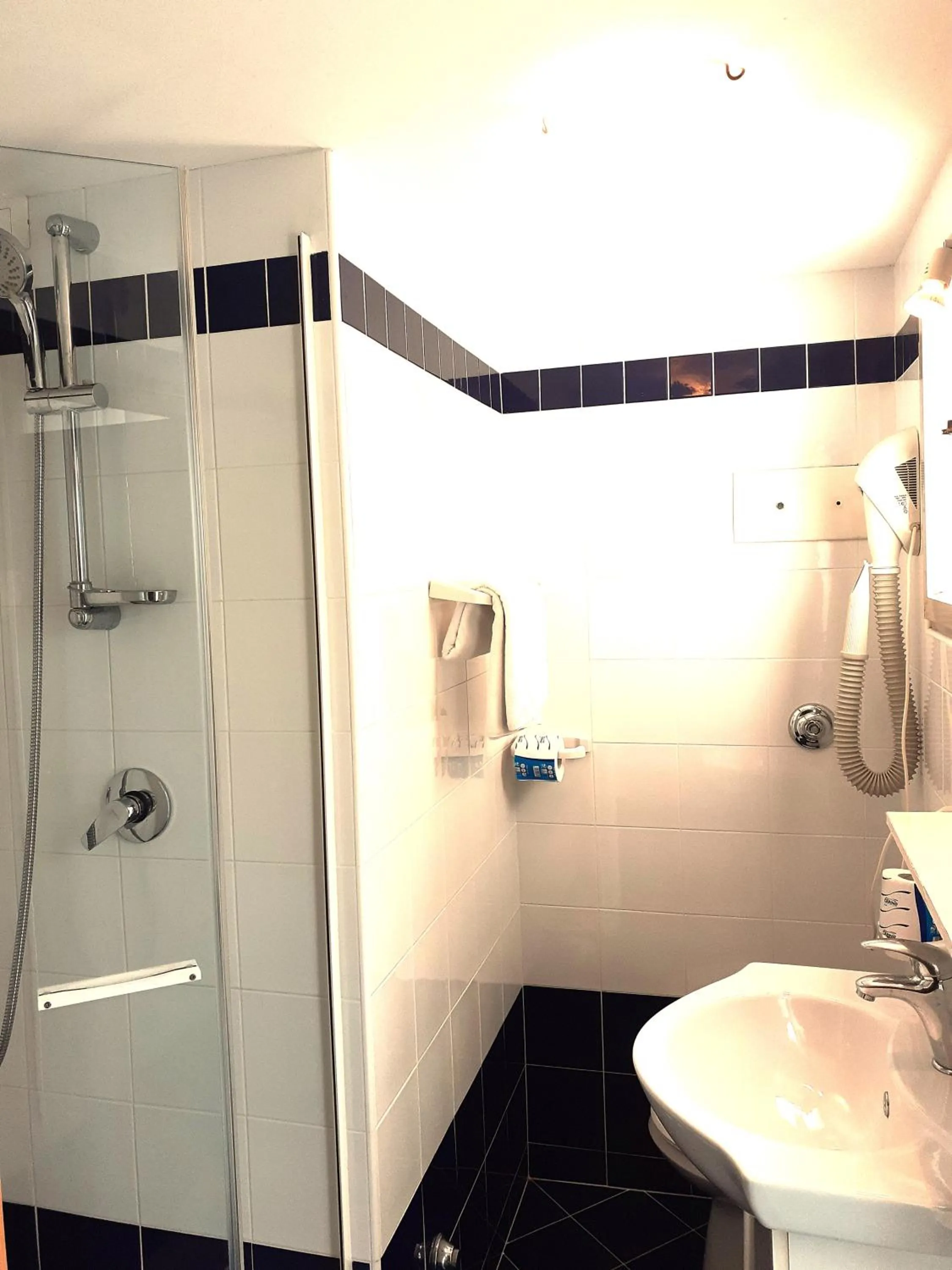 Shower in Hotel Danubio