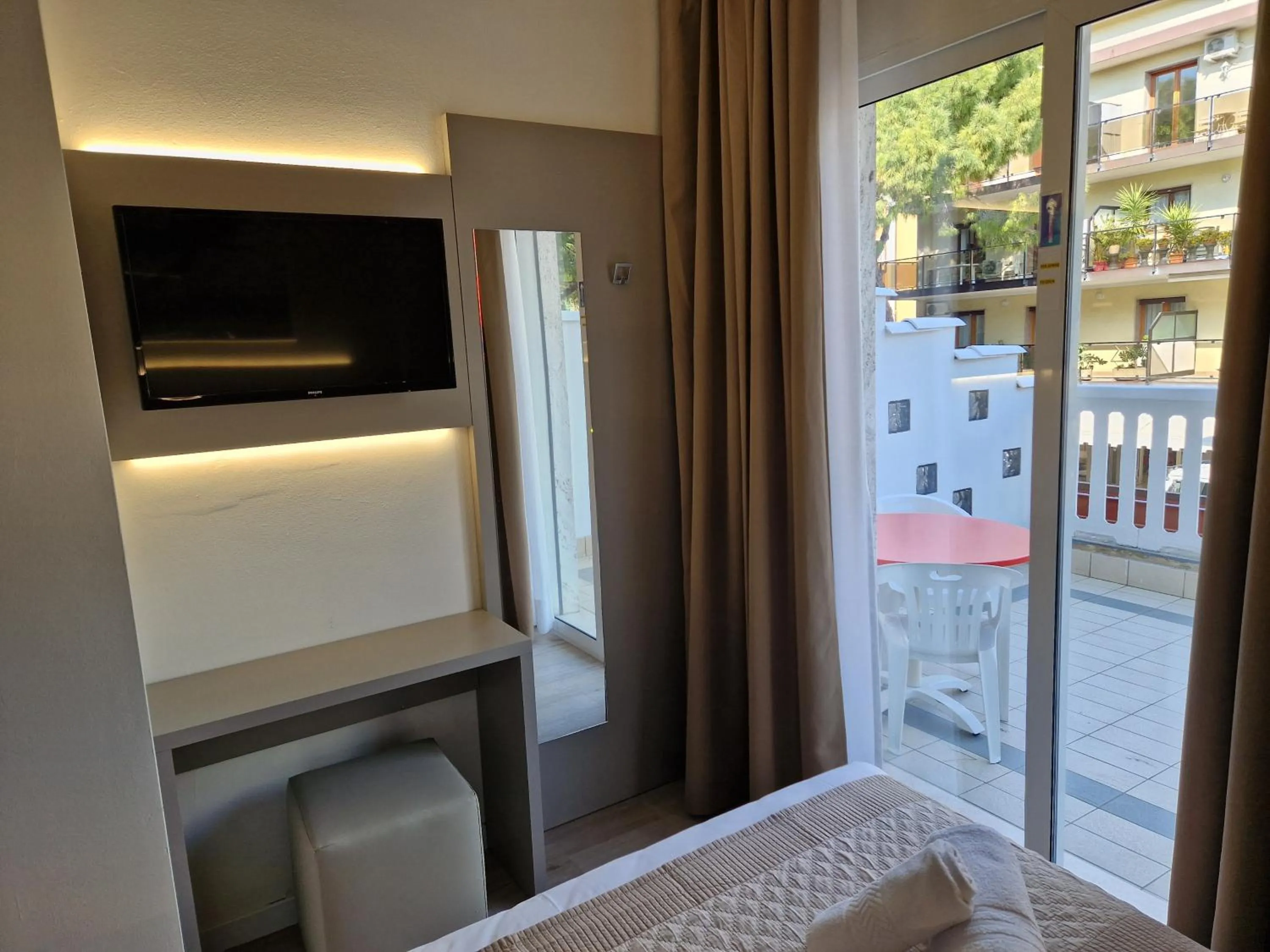 Balcony/Terrace, Bed in Hotel Danubio