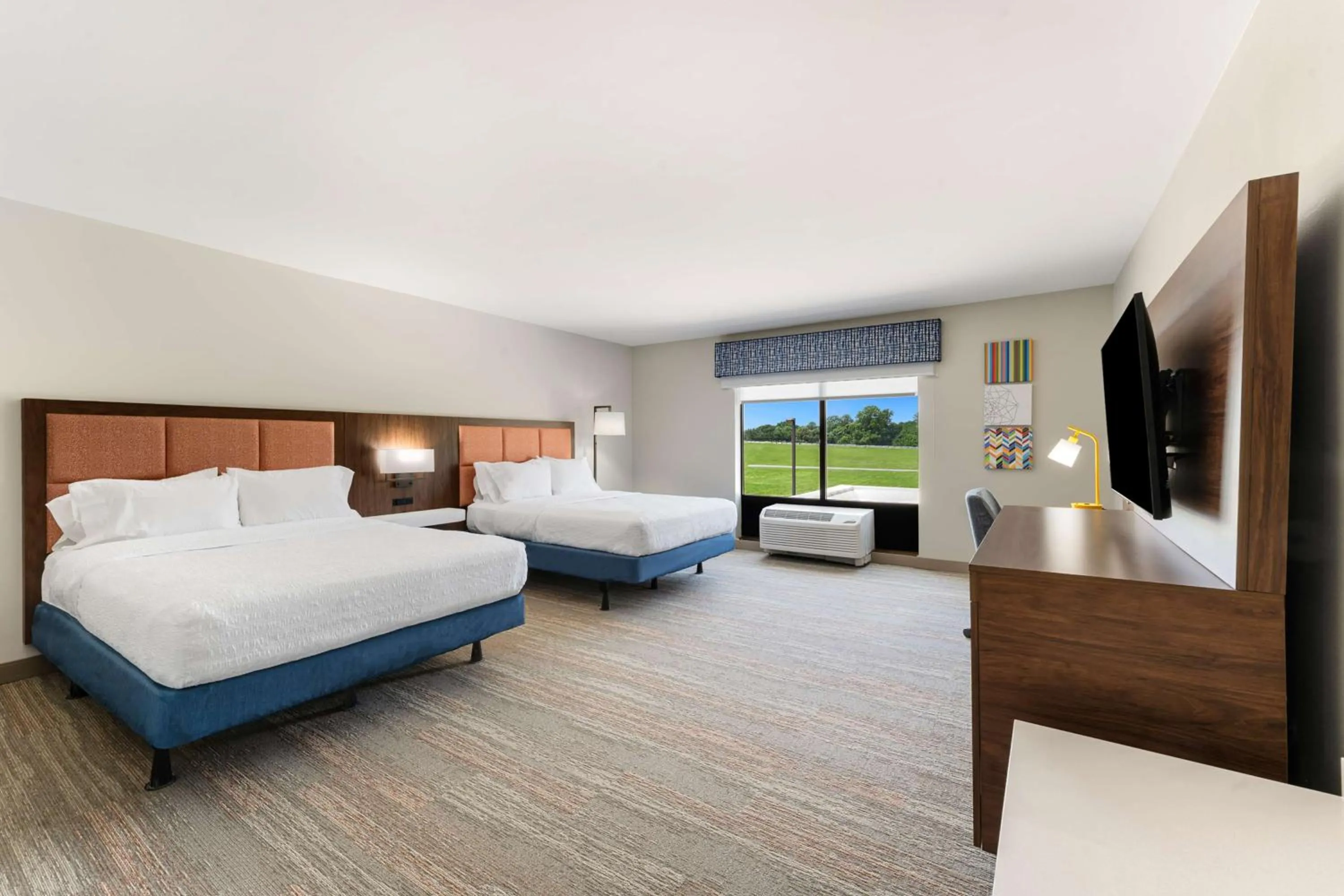 Bed in Hampton Inn Milford