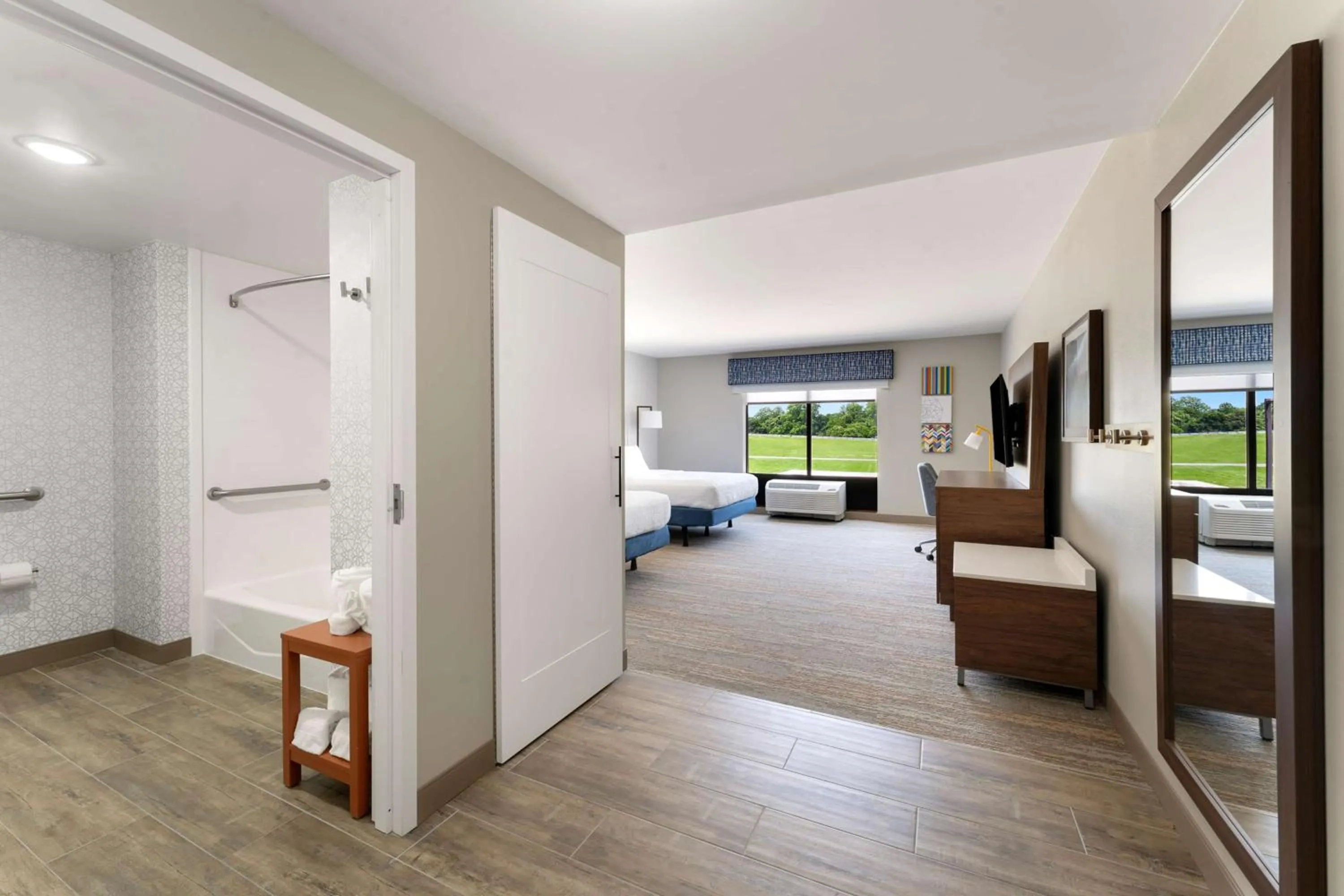 Bathroom, Bed in Hampton Inn Milford