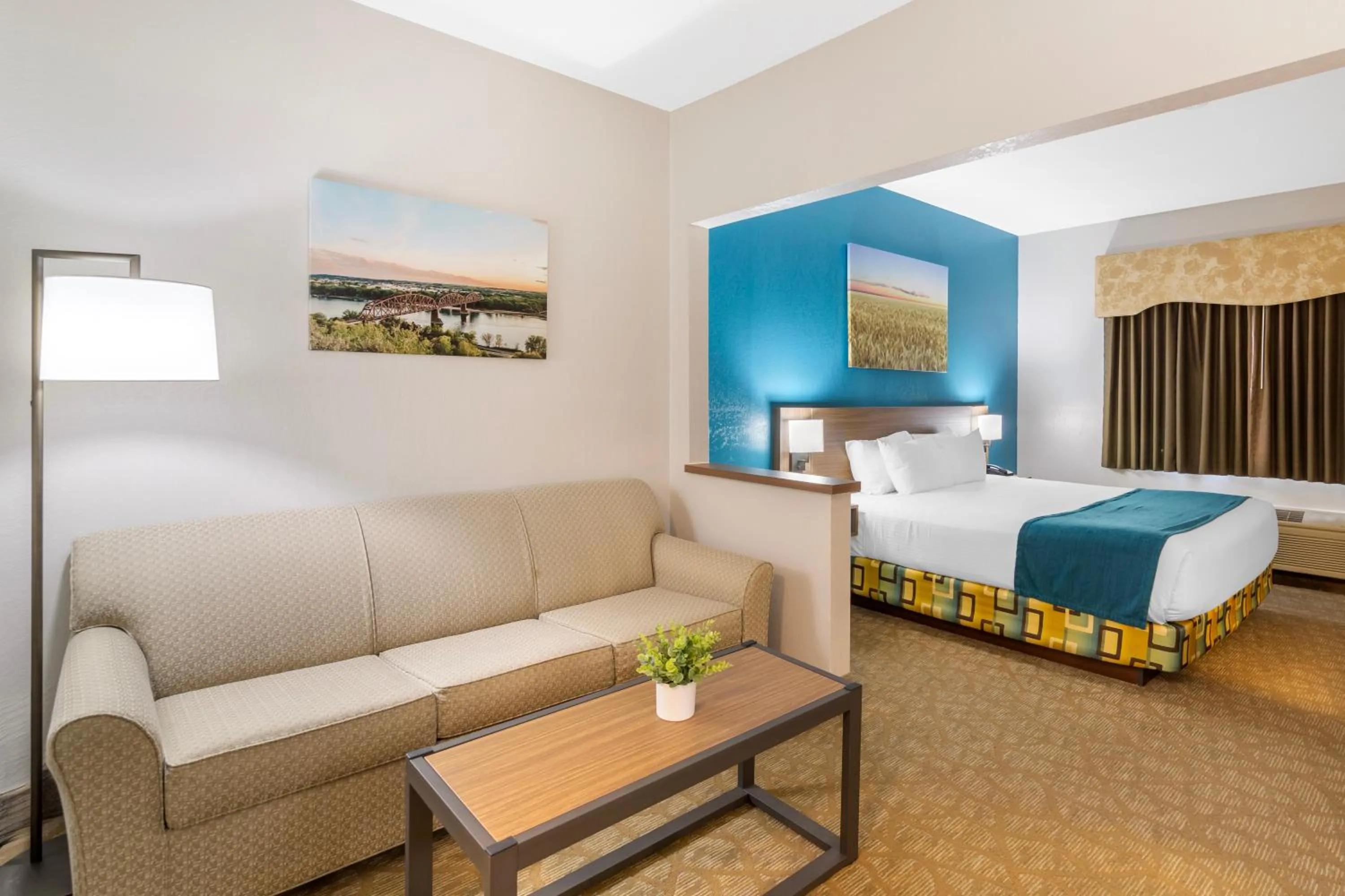 Seating area, Bed in EverSpring Suites