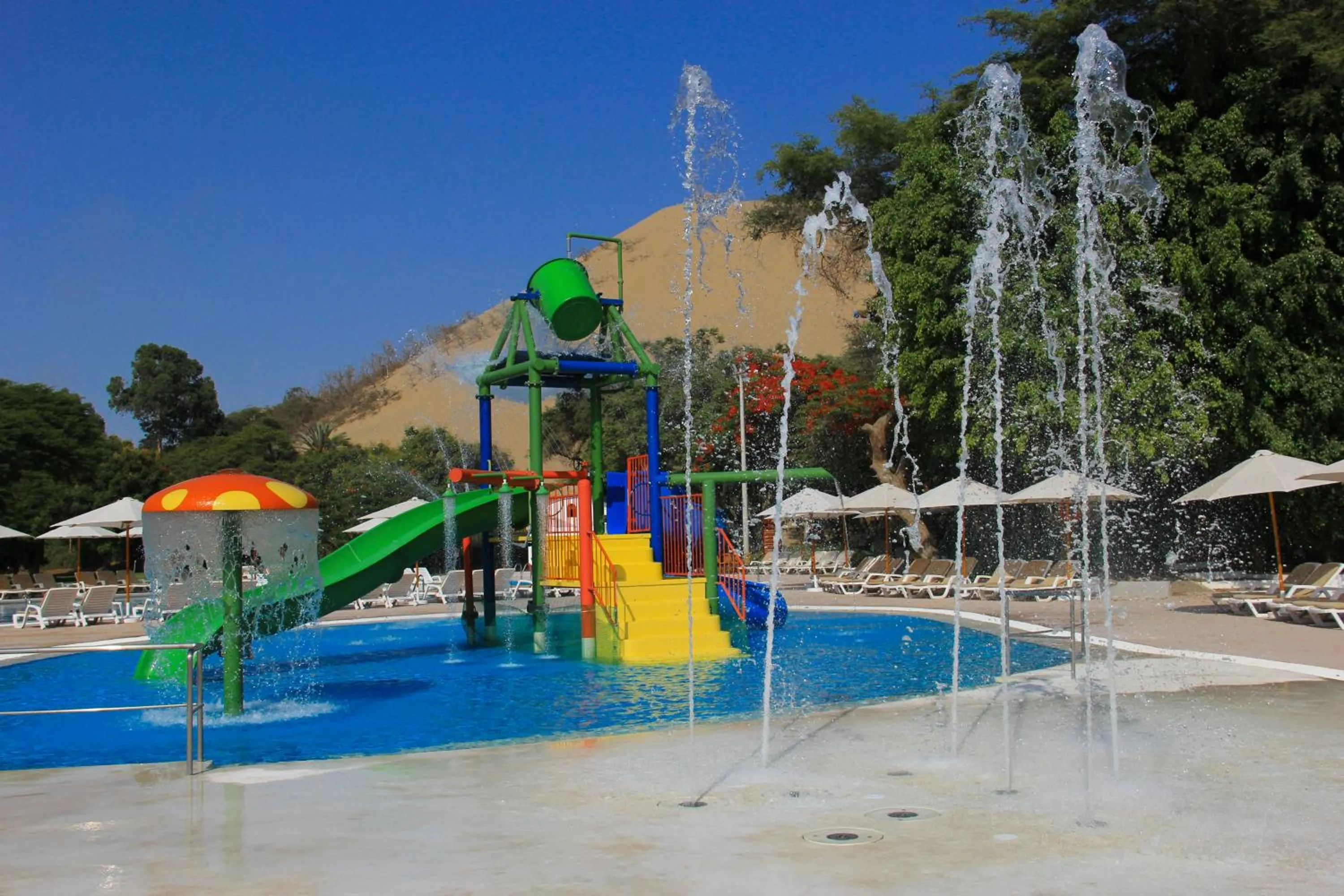 Swimming pool in Hotel Las Dunas