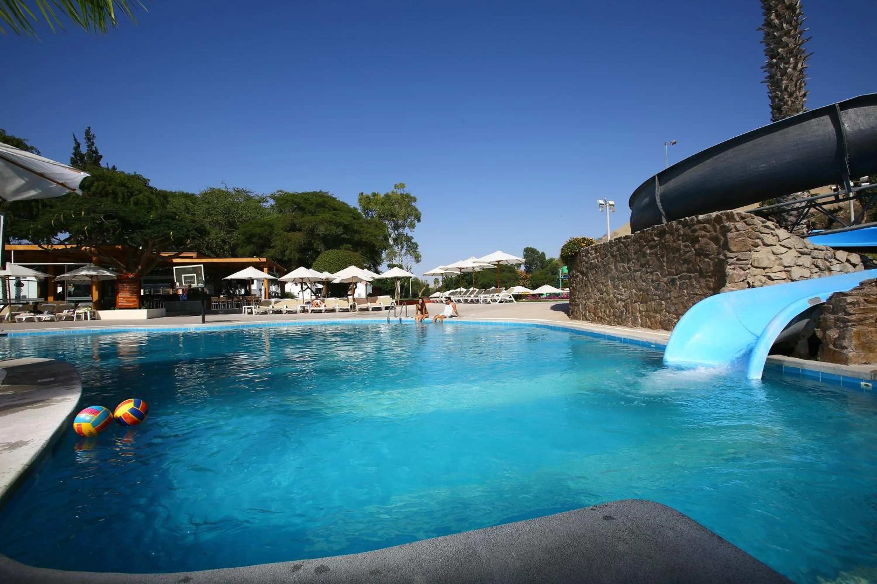 Swimming pool in Hotel Las Dunas