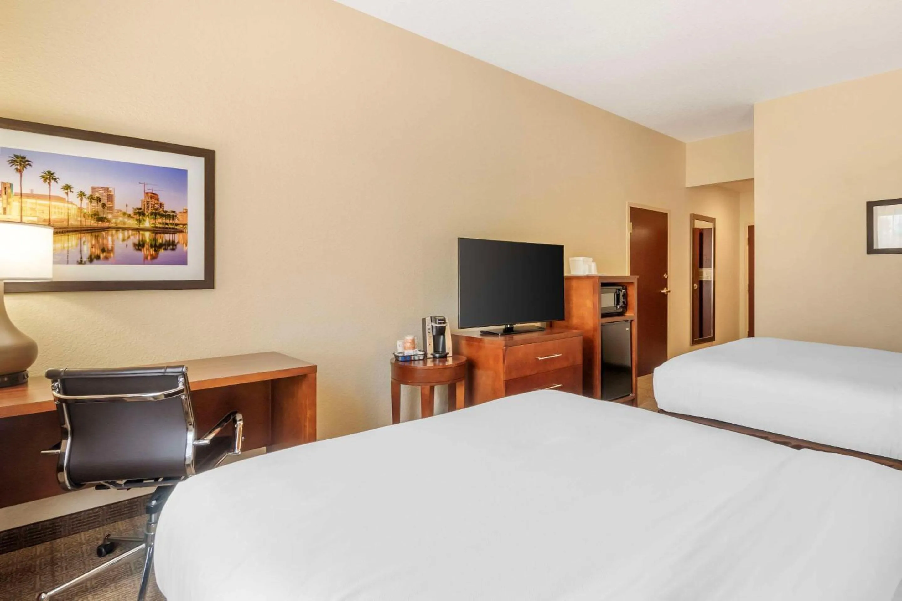Bedroom, Bed in Comfort Inn & Suites Northeast - Gateway
