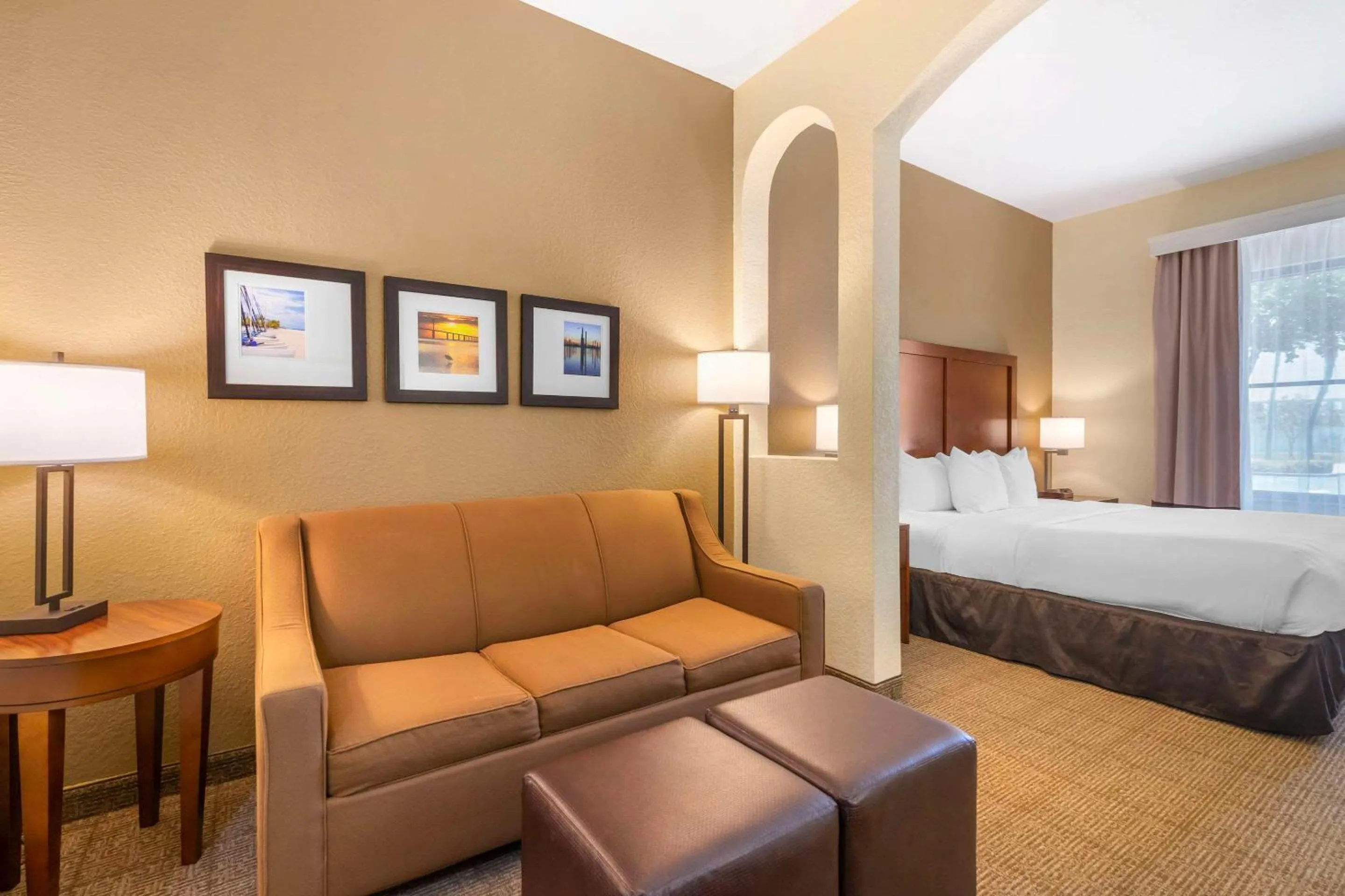 Bedroom, Bed in Comfort Inn & Suites Northeast - Gateway