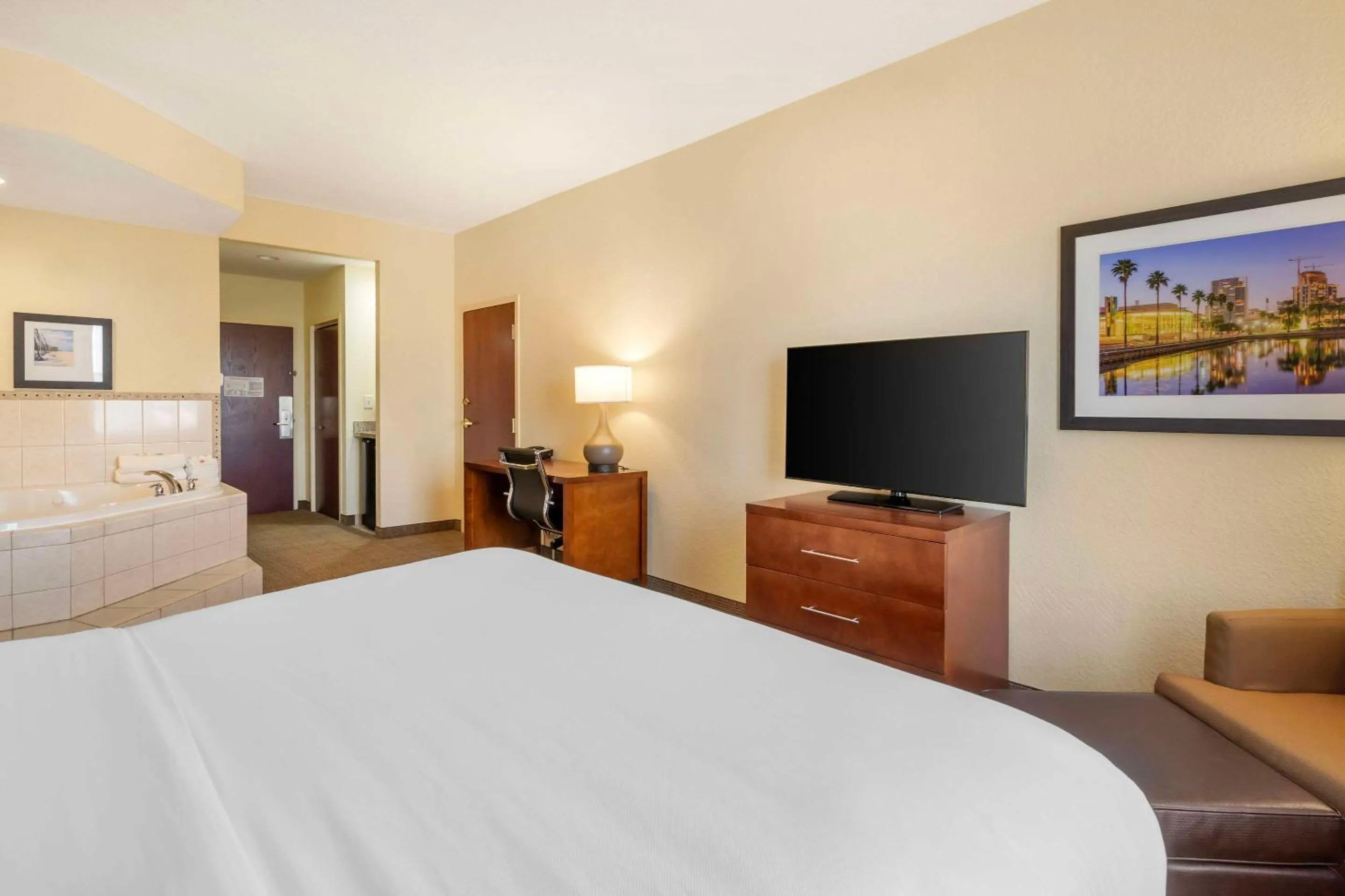Bedroom, Bed in Comfort Inn & Suites Northeast - Gateway