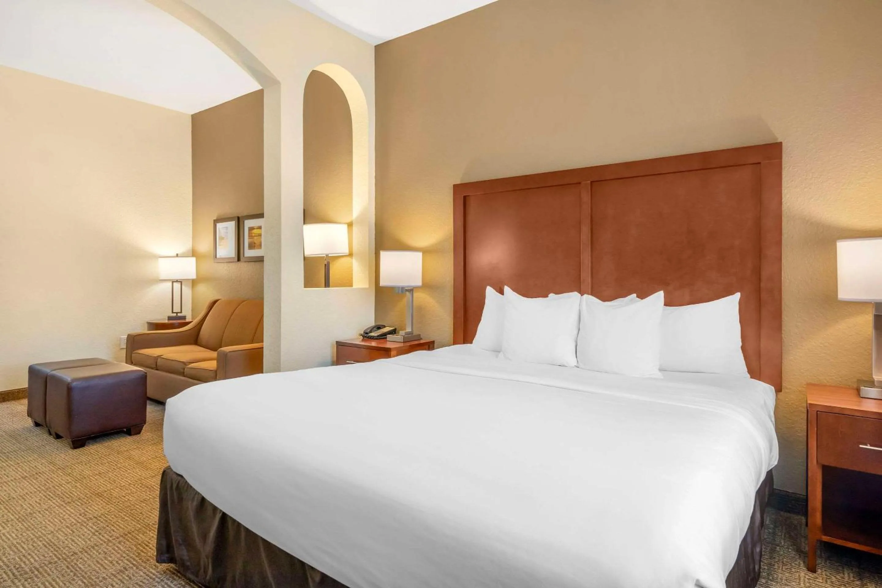 Bedroom, Bed in Comfort Inn & Suites Northeast - Gateway