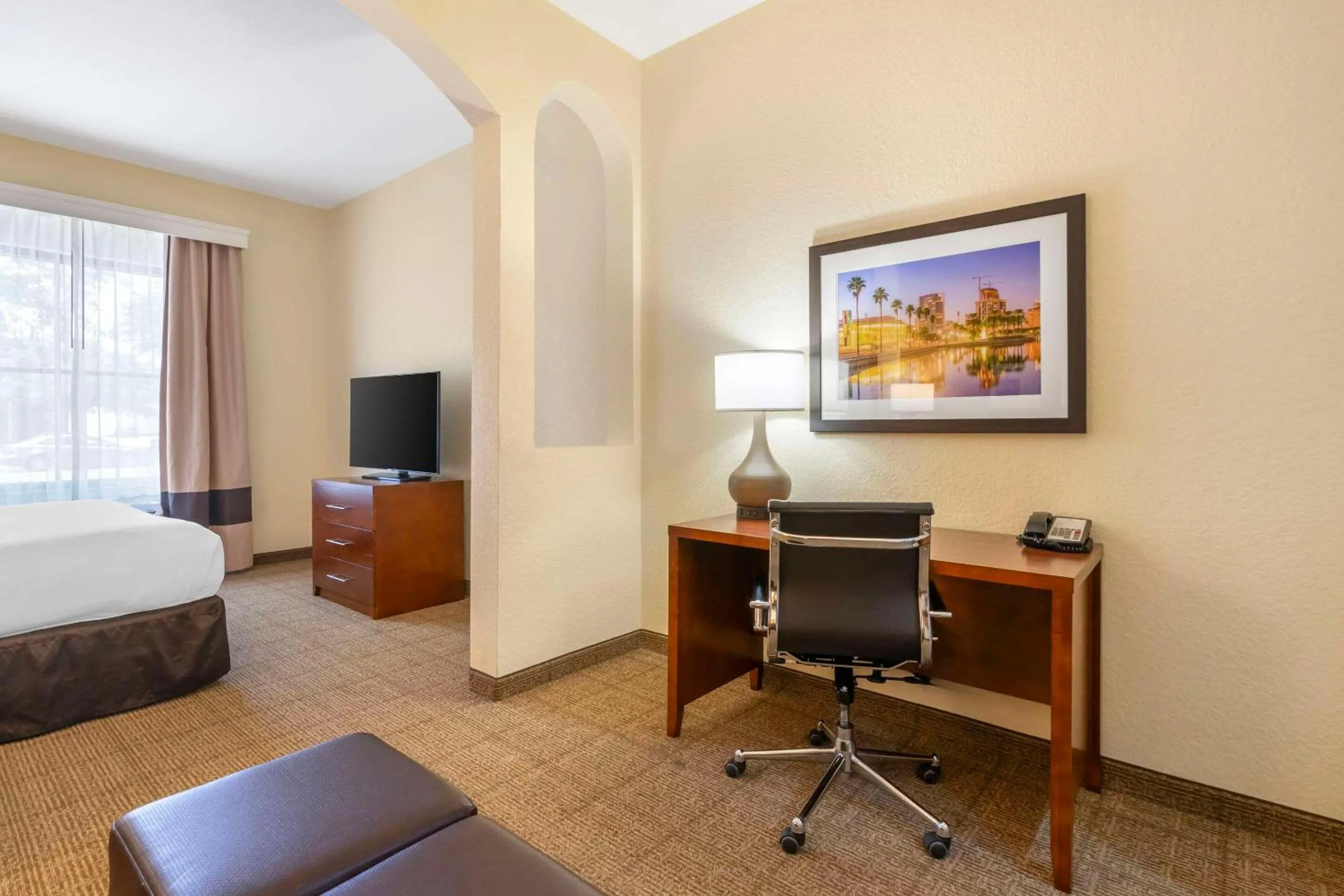 Bedroom, Bed in Comfort Inn & Suites Northeast - Gateway