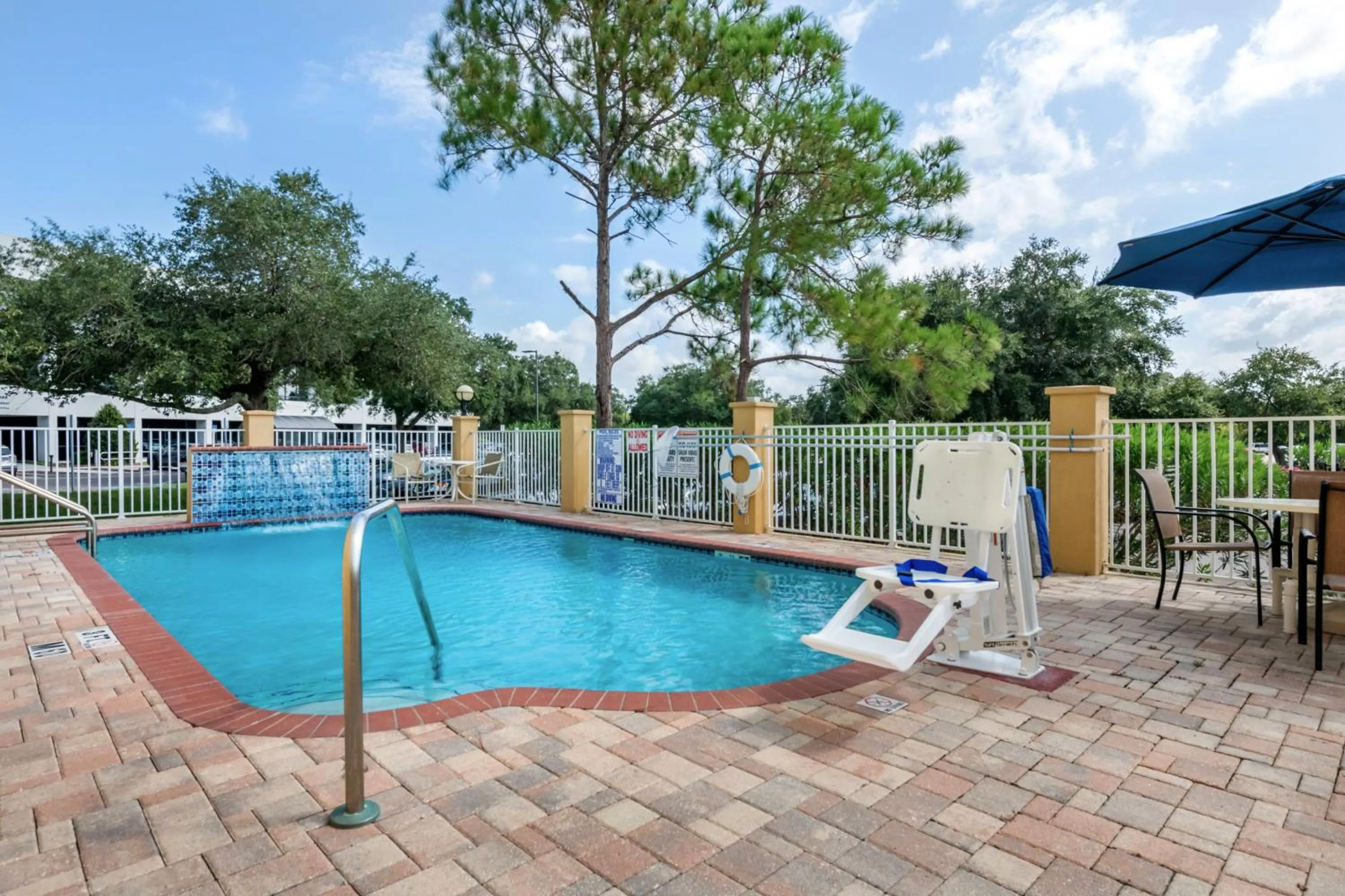Swimming pool in Comfort Inn & Suites Northeast - Gateway
