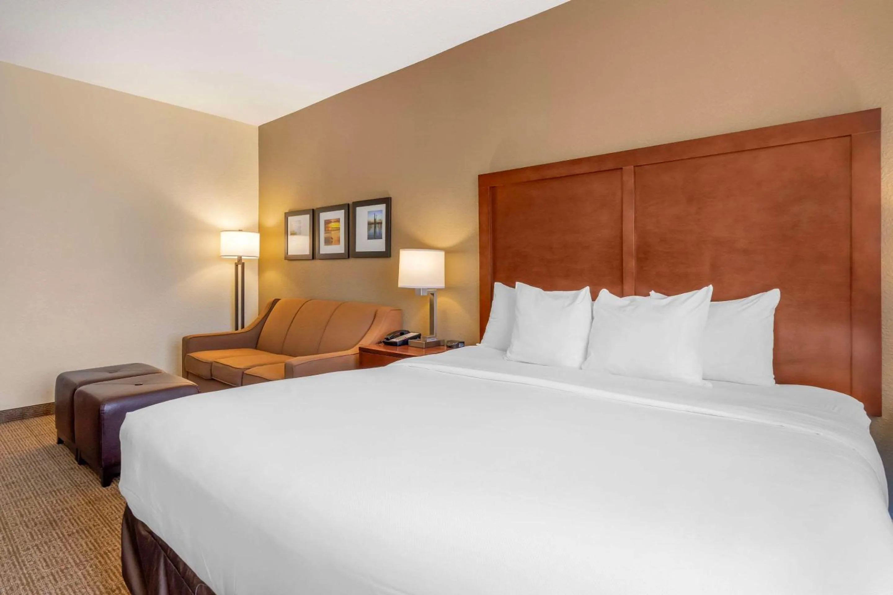 Bedroom, Bed in Comfort Inn & Suites Northeast - Gateway