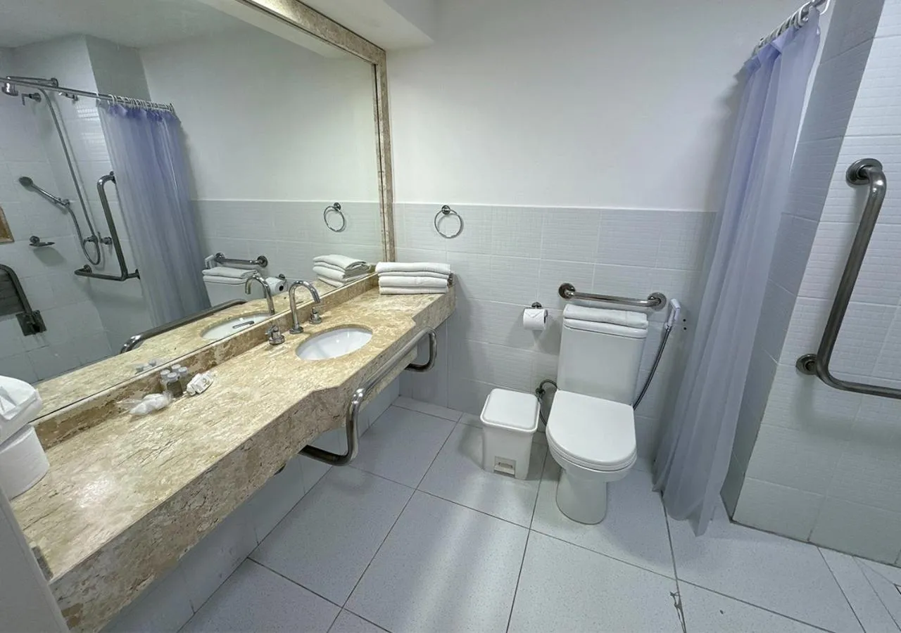 Shower in Wembley Inn Hotel