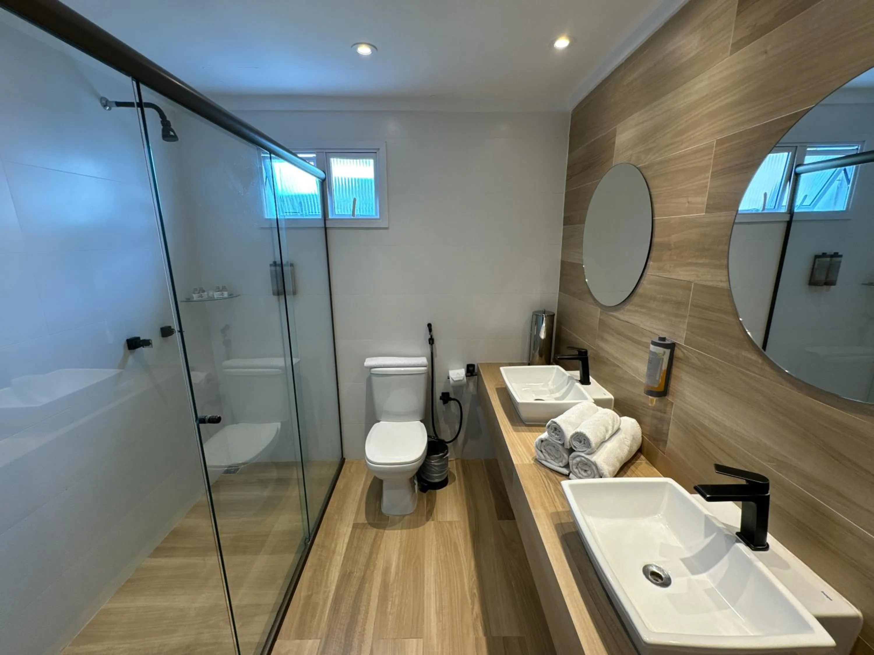 Shower in Wembley Inn Hotel