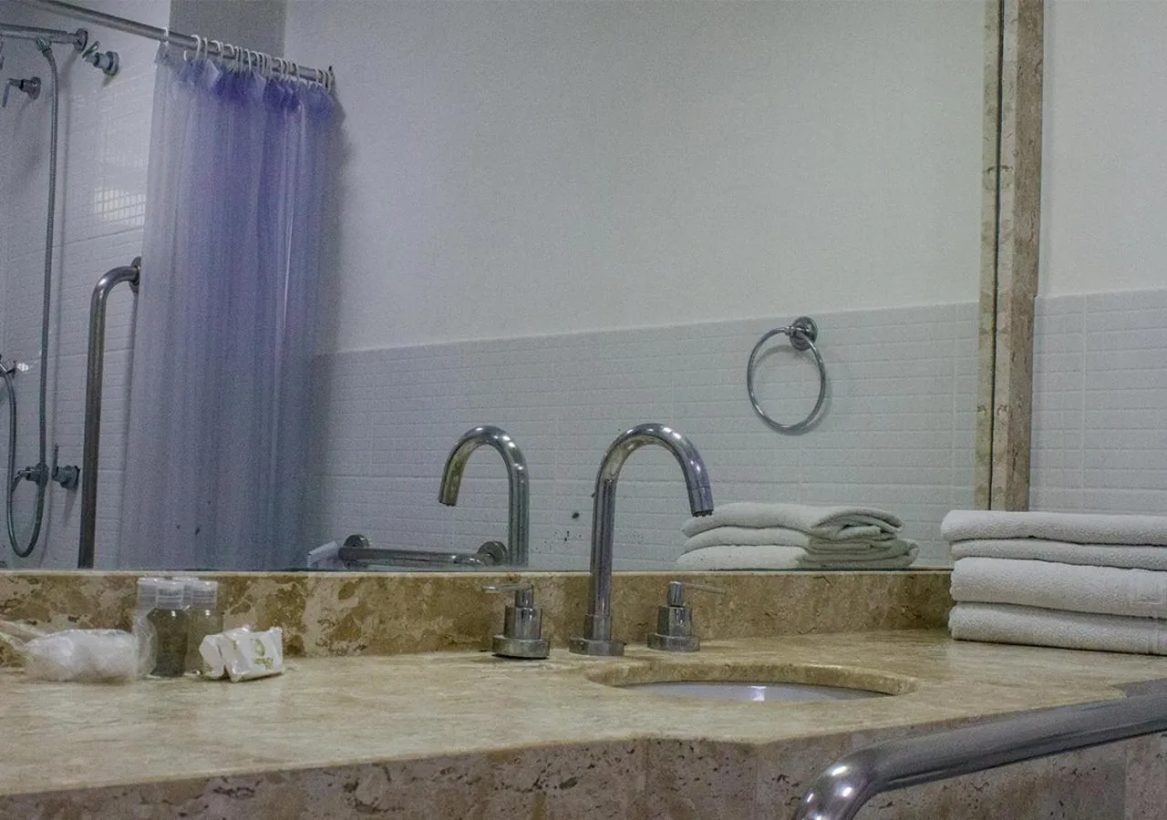 Shower in Wembley Inn Hotel