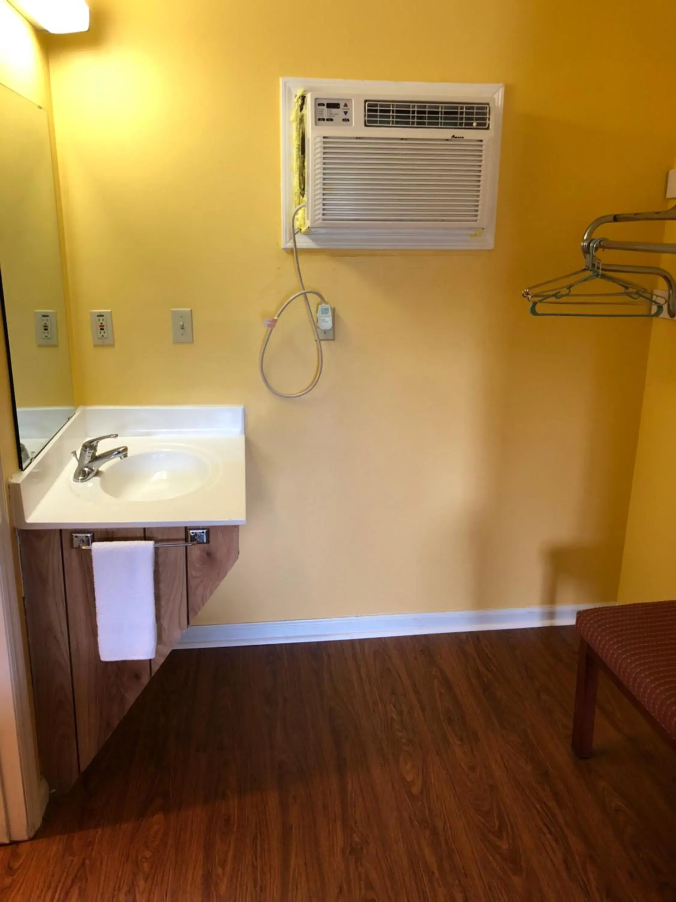 King Room - Non-Smoking in Americas Best Value Inn - Jonesville King Room - Non-Smoking in Americas Best Value Inn - Jonesville