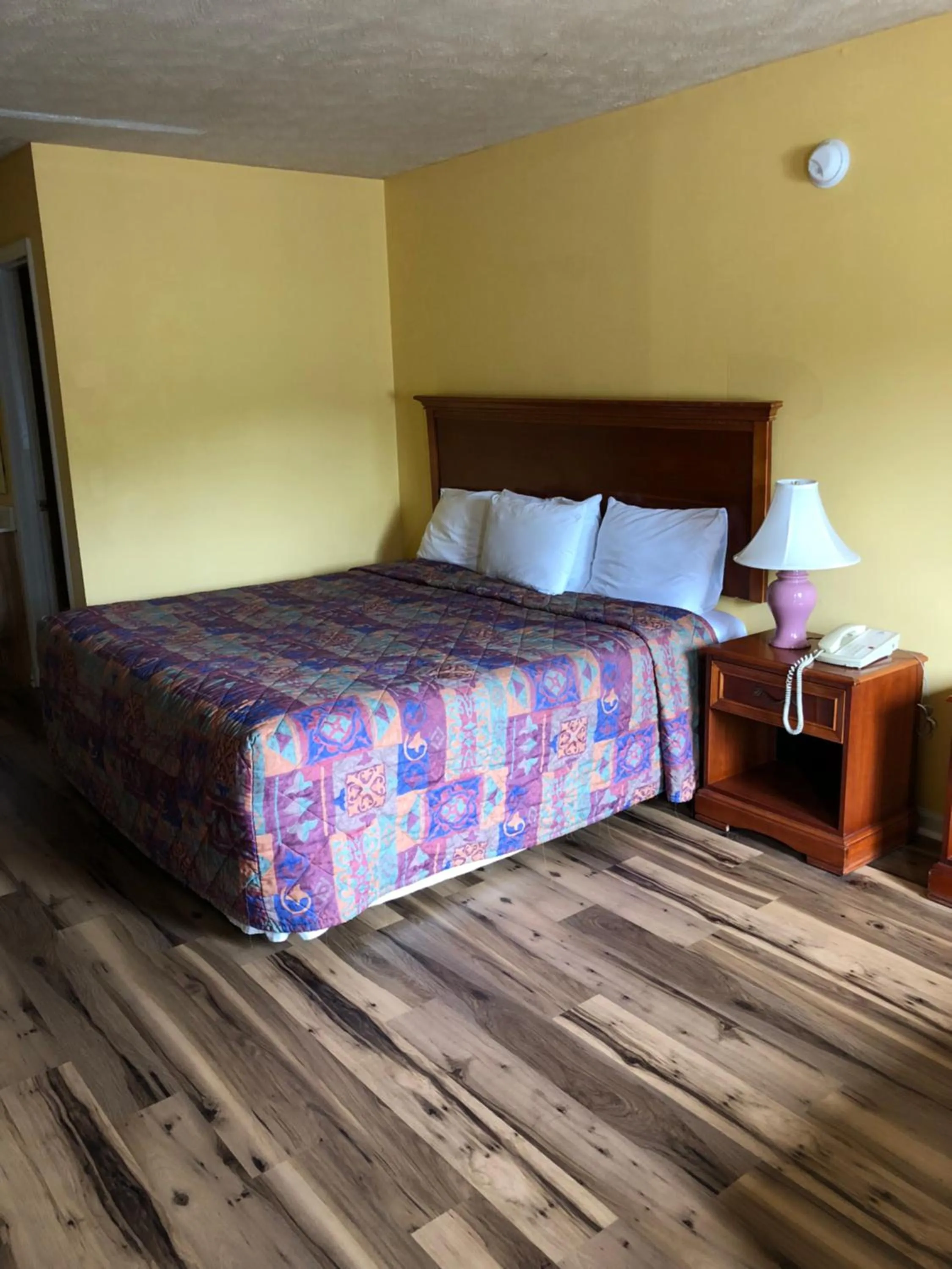 Bed in Americas Best Value Inn - Jonesville