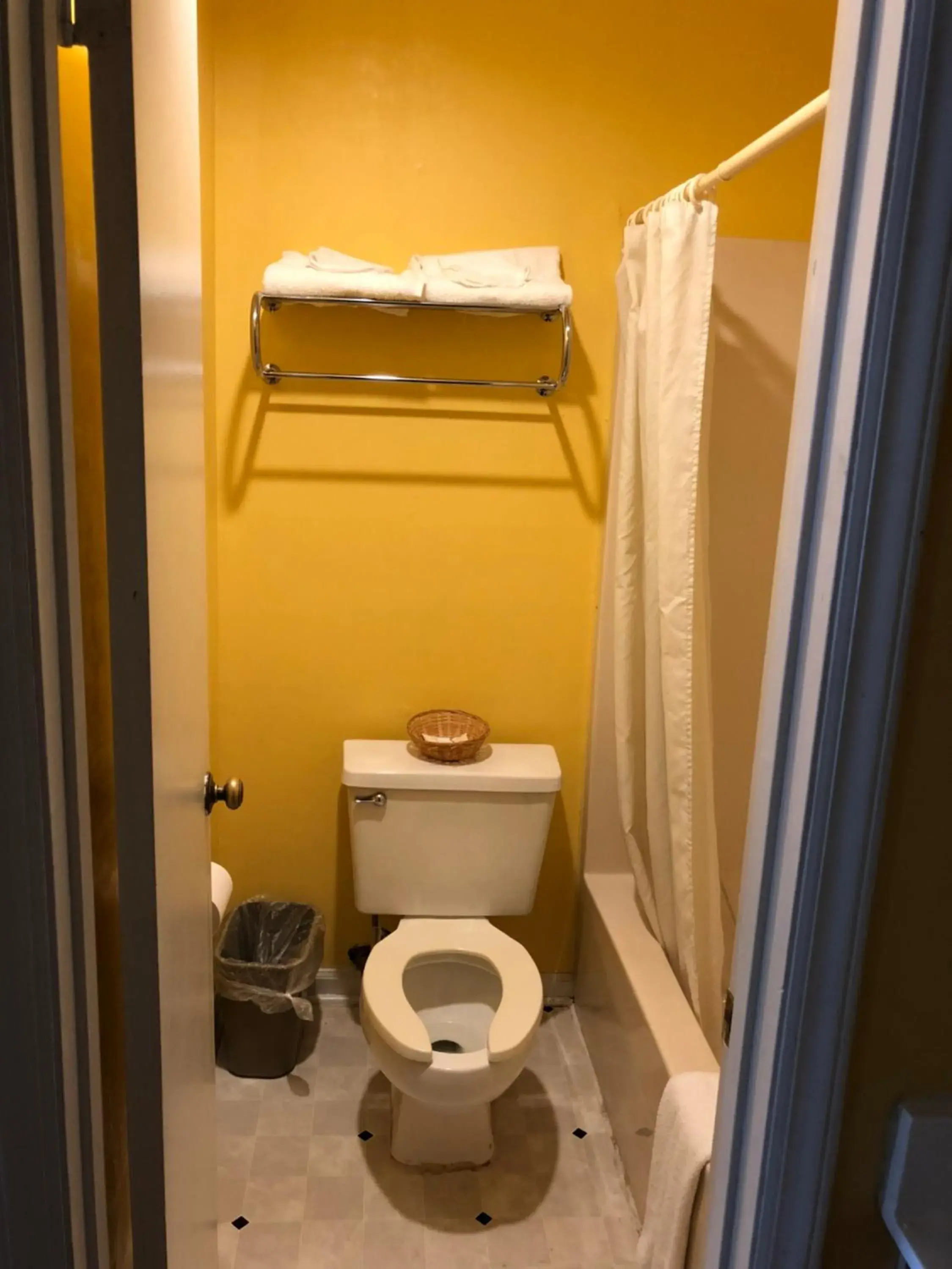 Queen Room with Two Queen Beds - Smoking in Americas Best Value Inn - Jonesville Queen Room with Two Queen Beds - Smoking in Americas Best Value Inn - Jonesville