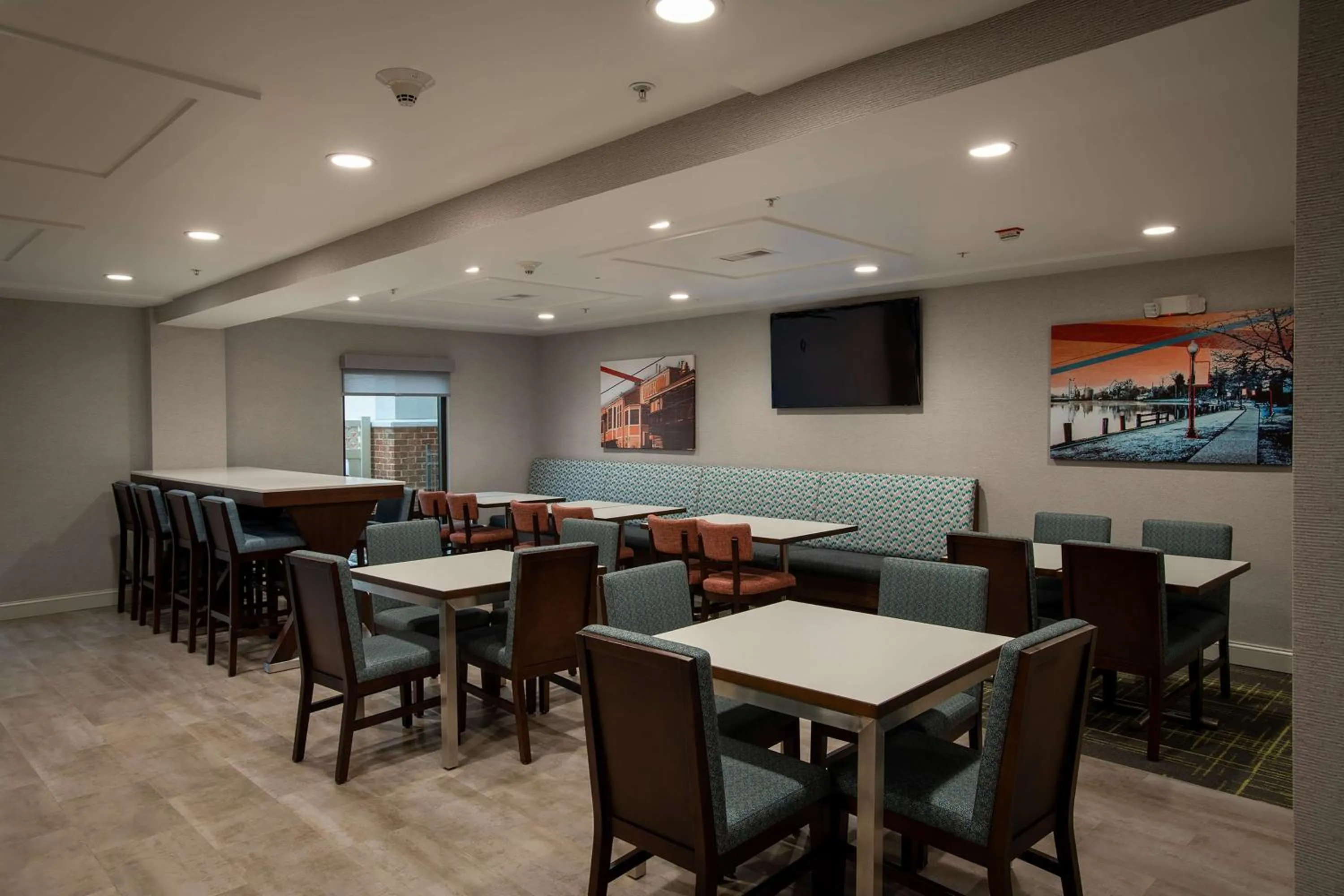 Dining area in Hampton Inn Seaford