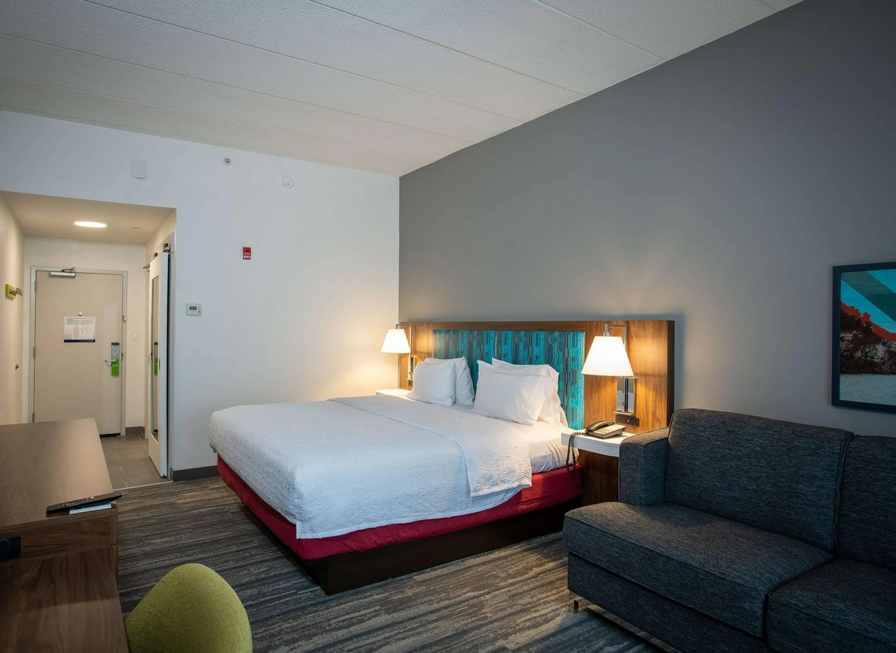 Living room, Bed in Hampton Inn Seaford