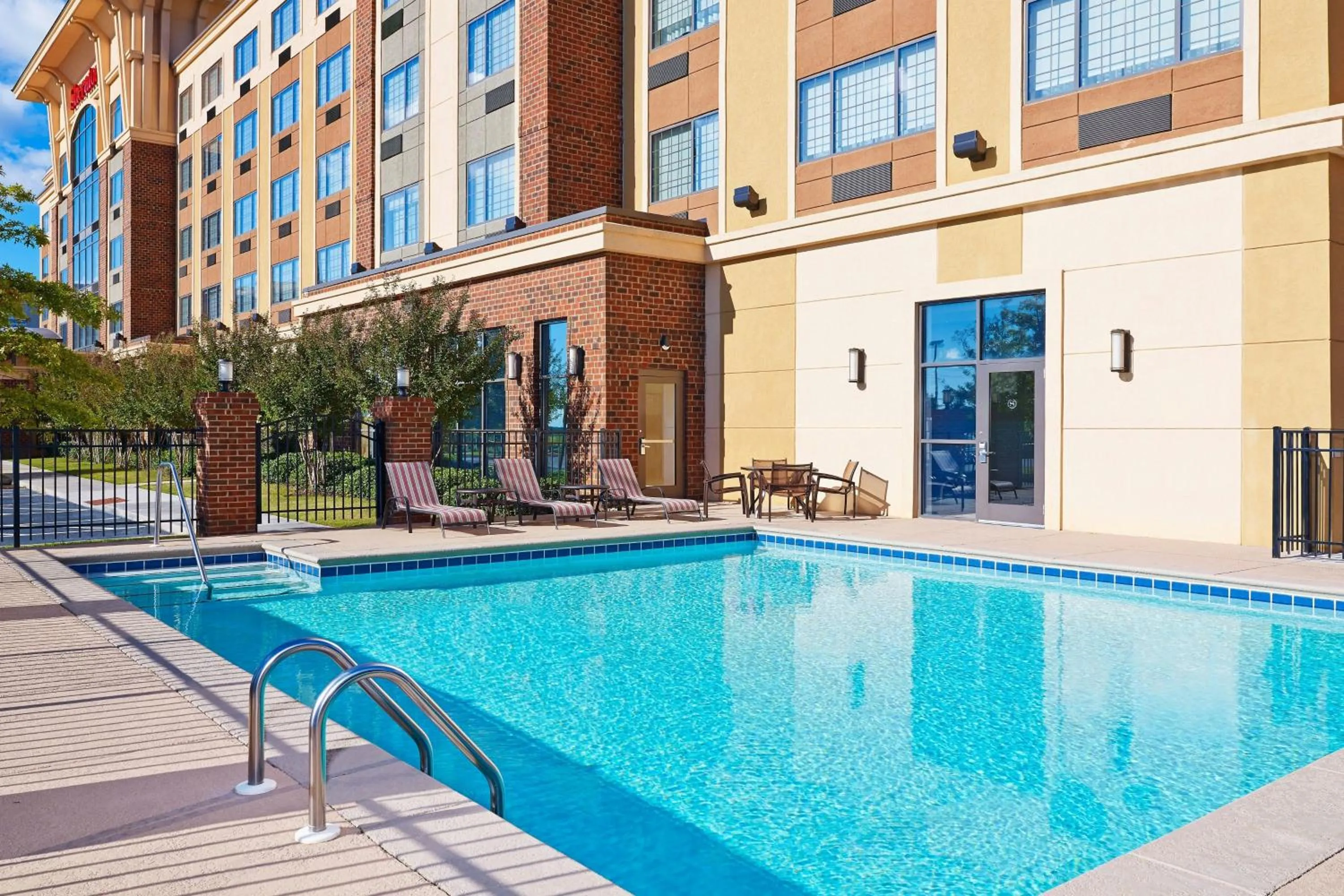 Swimming pool in Sheraton Augusta Hotel