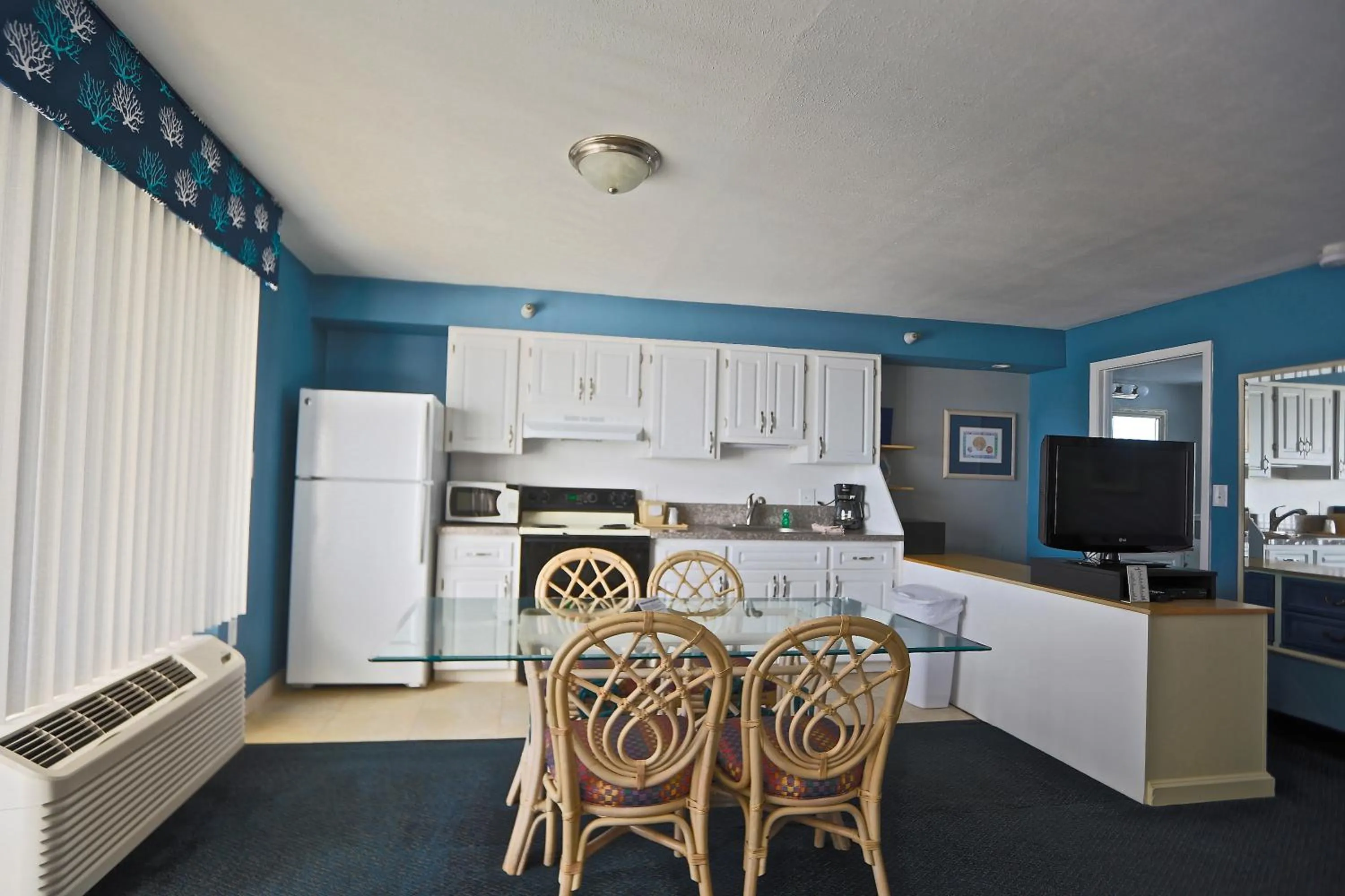 Kitchen or kitchenette in Shoreline Island Resort - Exclusively Adult