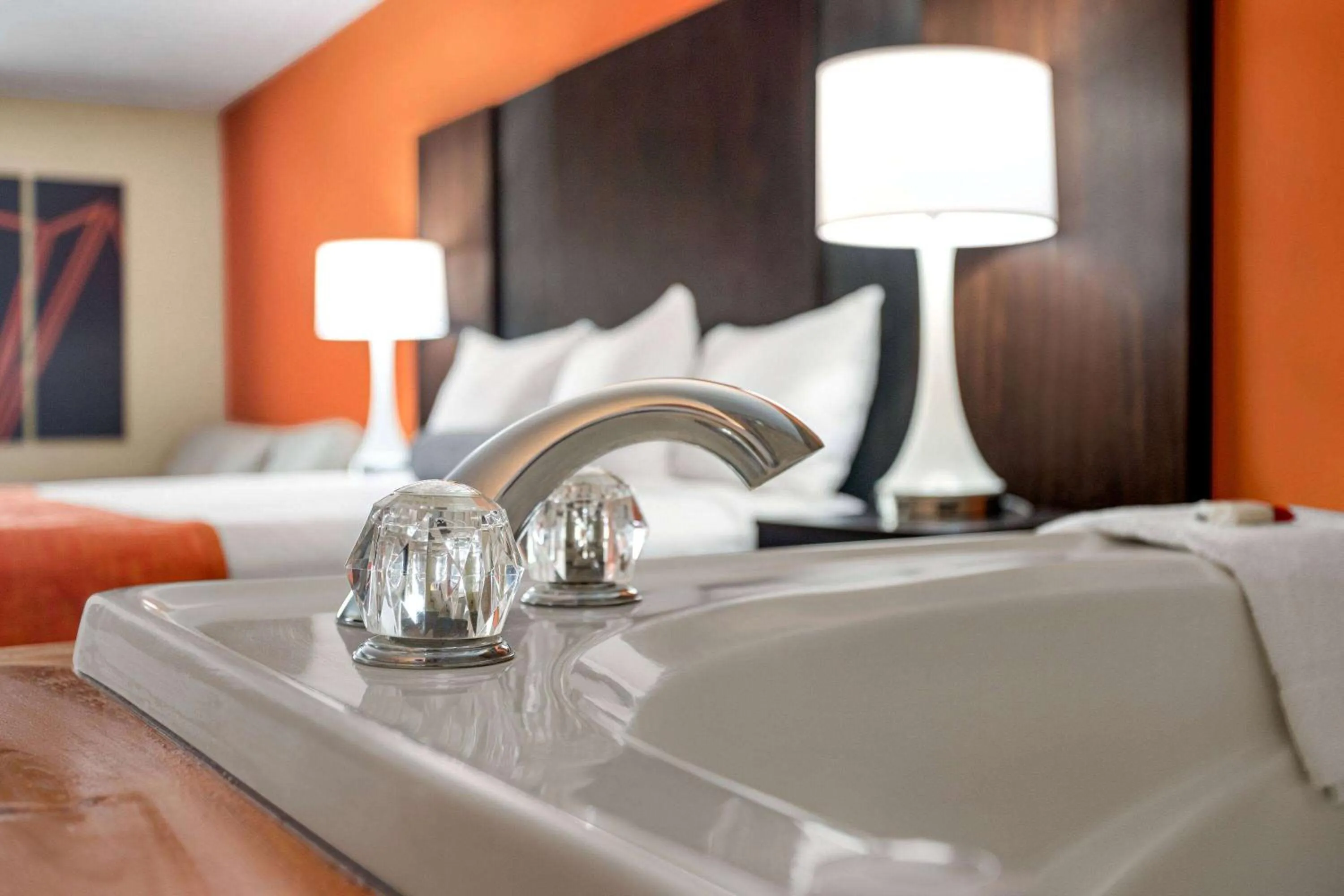 Hot Tub, Bed in Howard Johnson by Wyndham Pigeon Forge