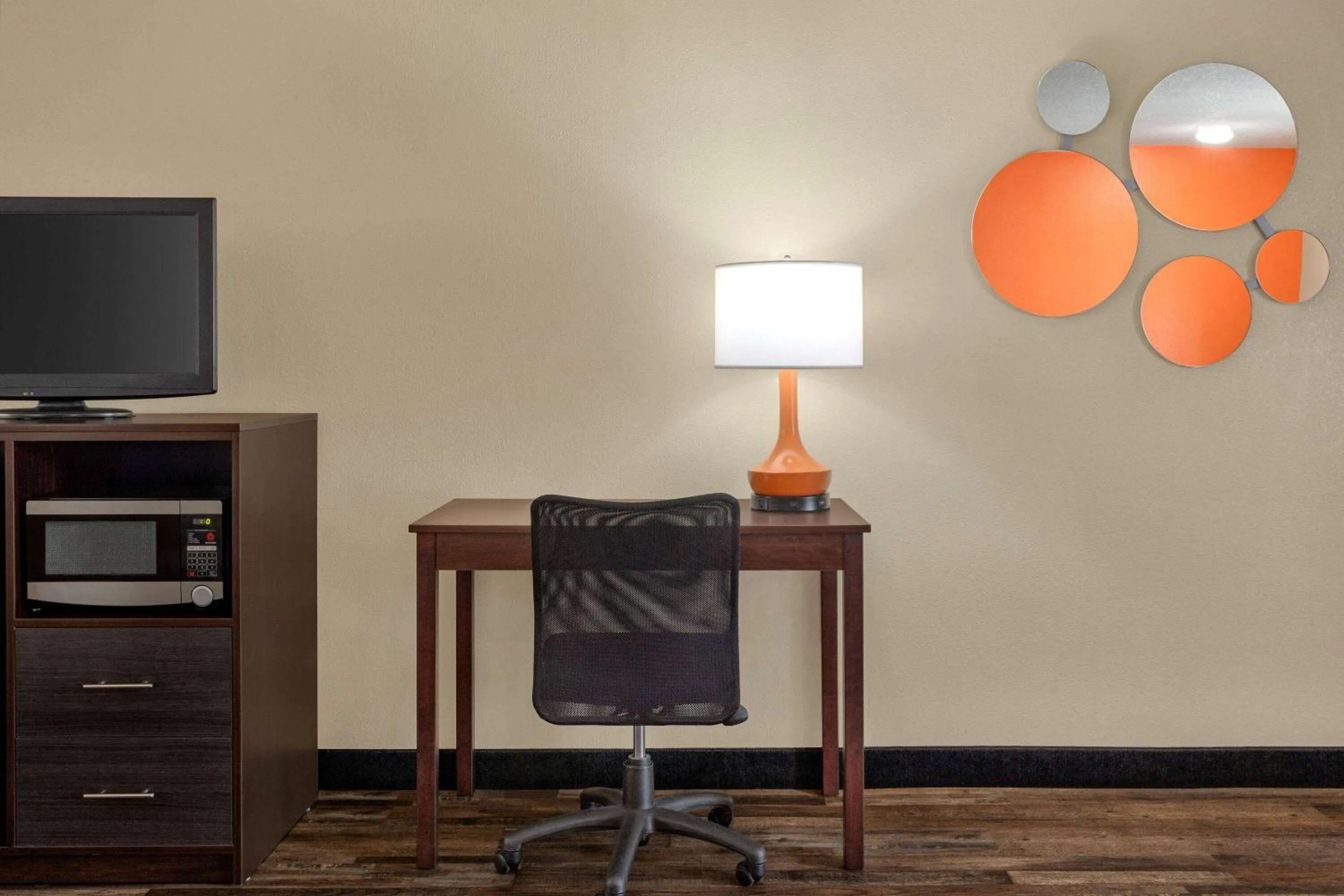 Bed in Howard Johnson by Wyndham Pigeon Forge