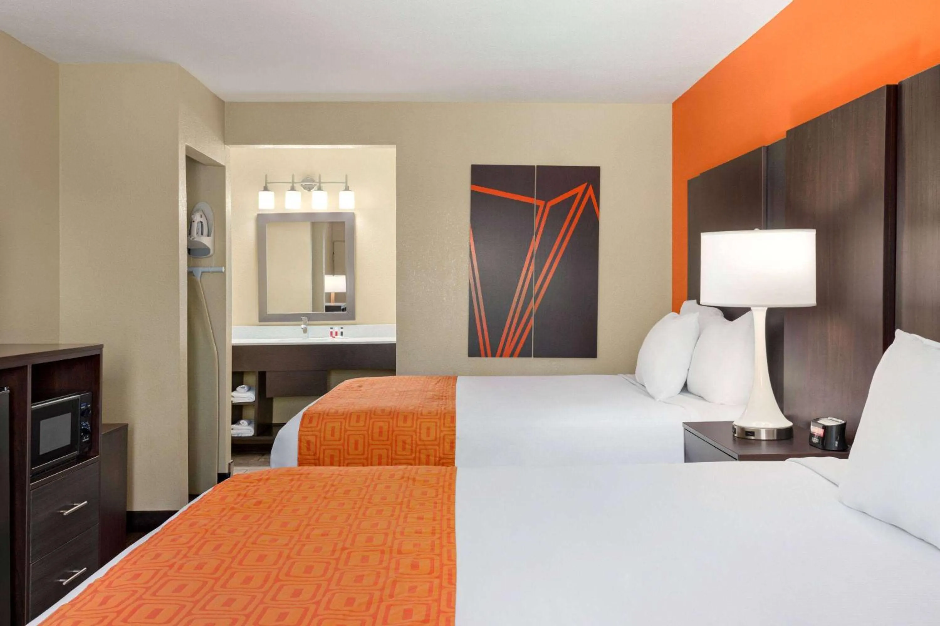 Photo of the whole room, Bed in Howard Johnson by Wyndham Pigeon Forge