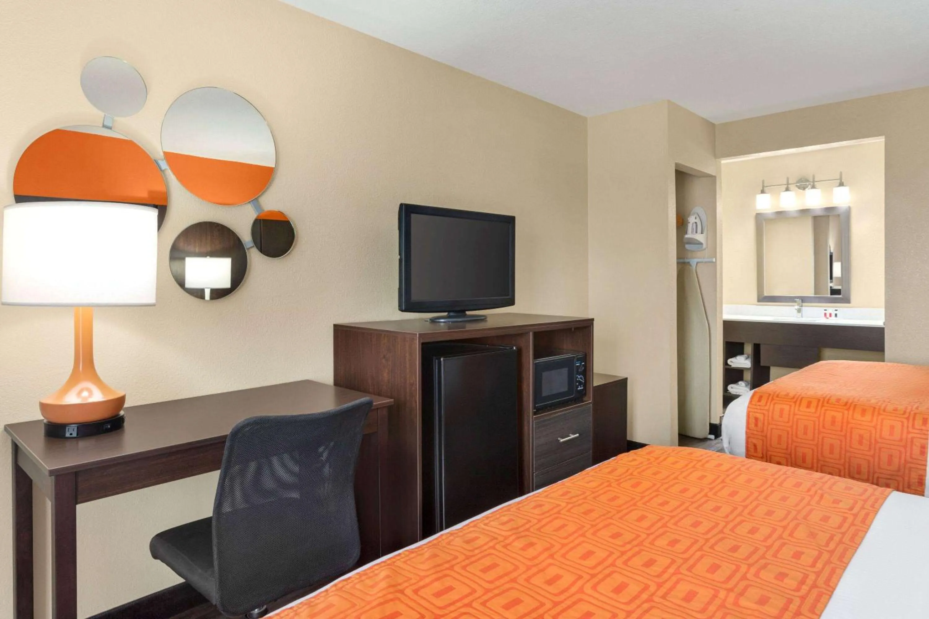 Photo of the whole room, Bed in Howard Johnson by Wyndham Pigeon Forge
