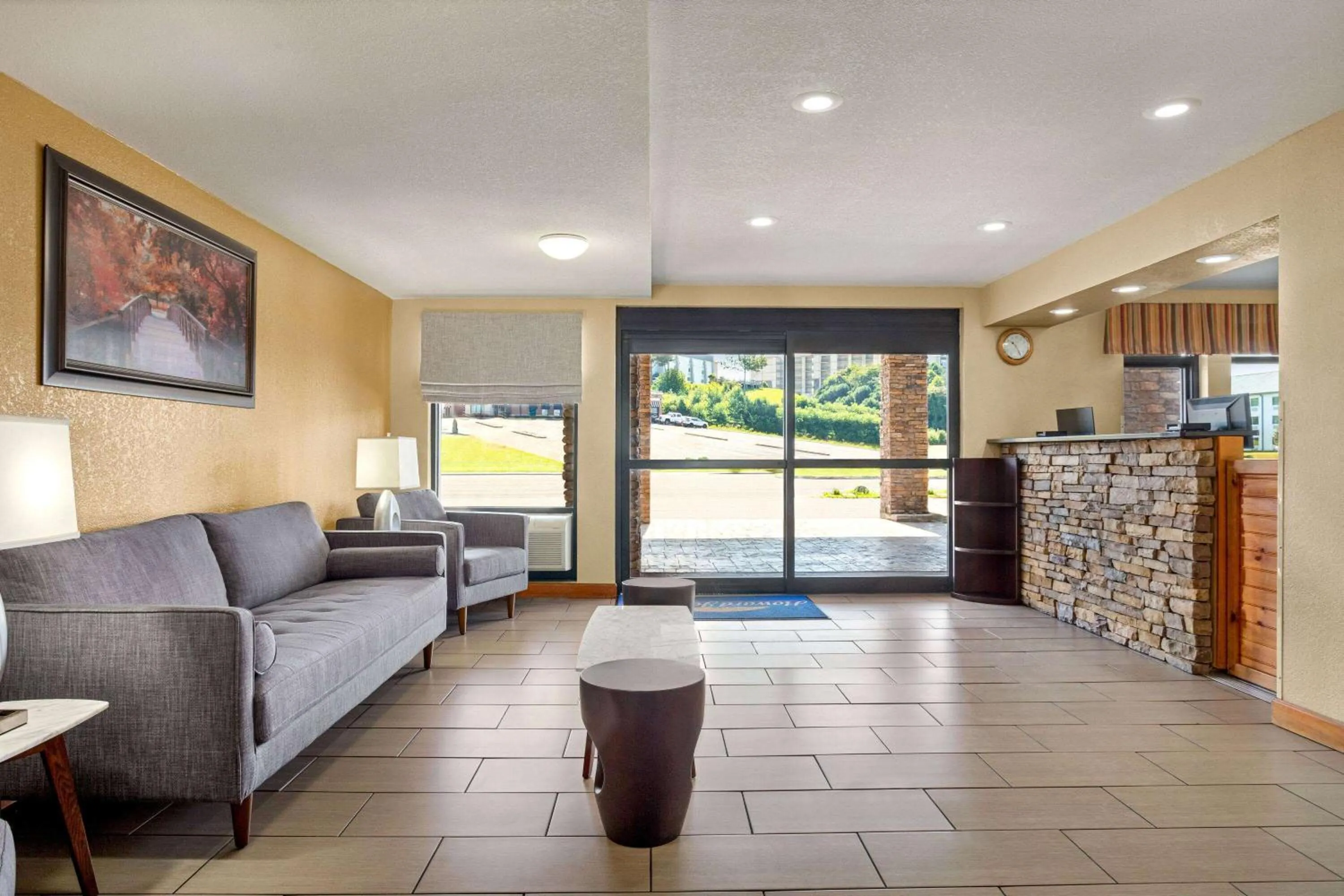 Lobby or reception in Howard Johnson by Wyndham Pigeon Forge