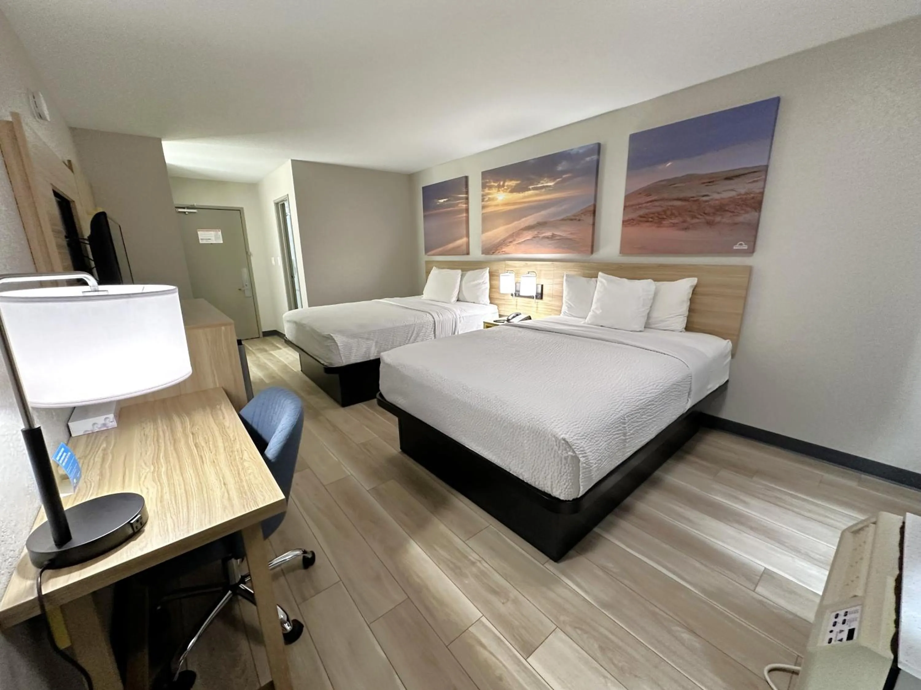 Photo of the whole room, Bed in Days Inn by Wyndham Holland