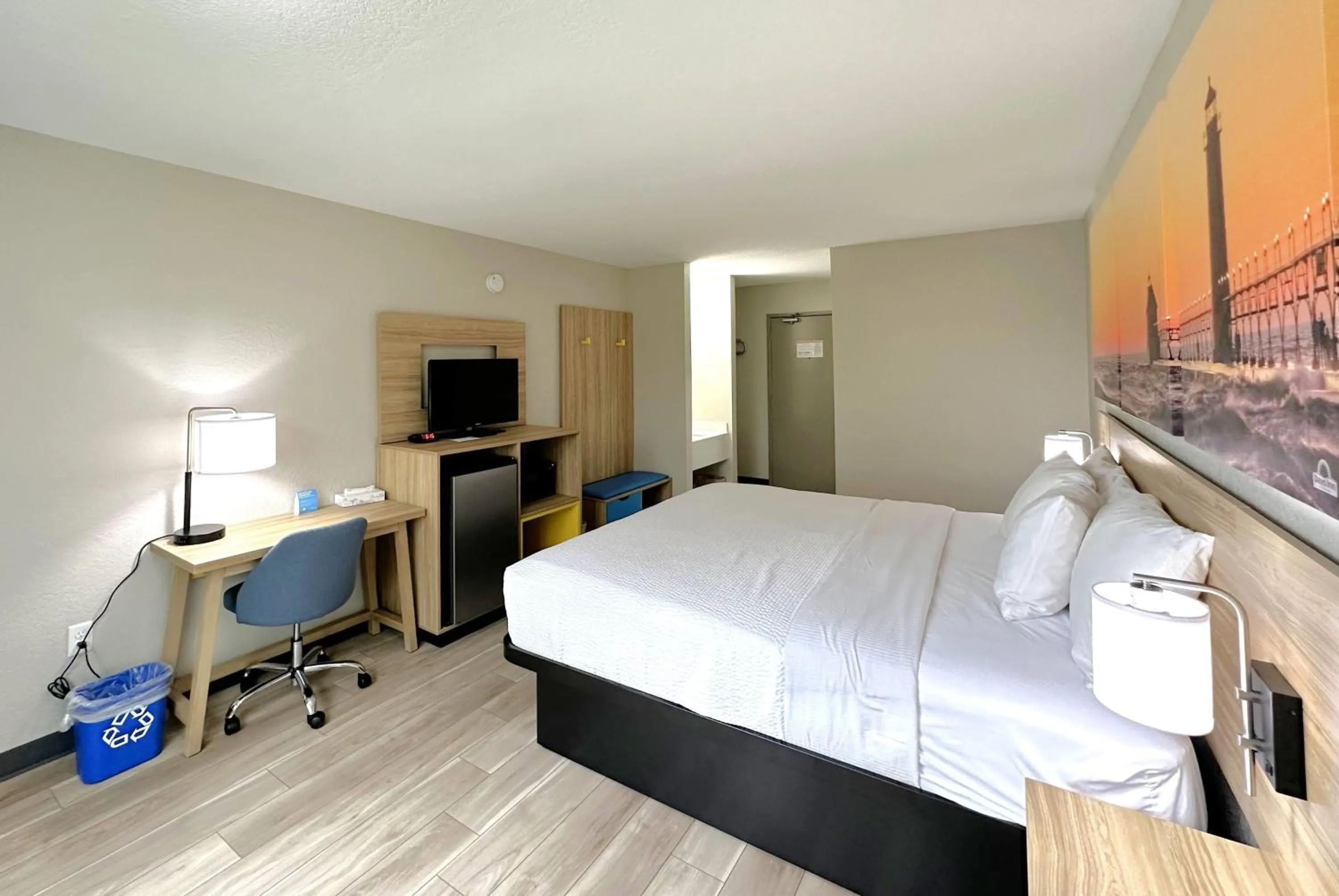 Photo of the whole room, Bed in Days Inn by Wyndham Holland