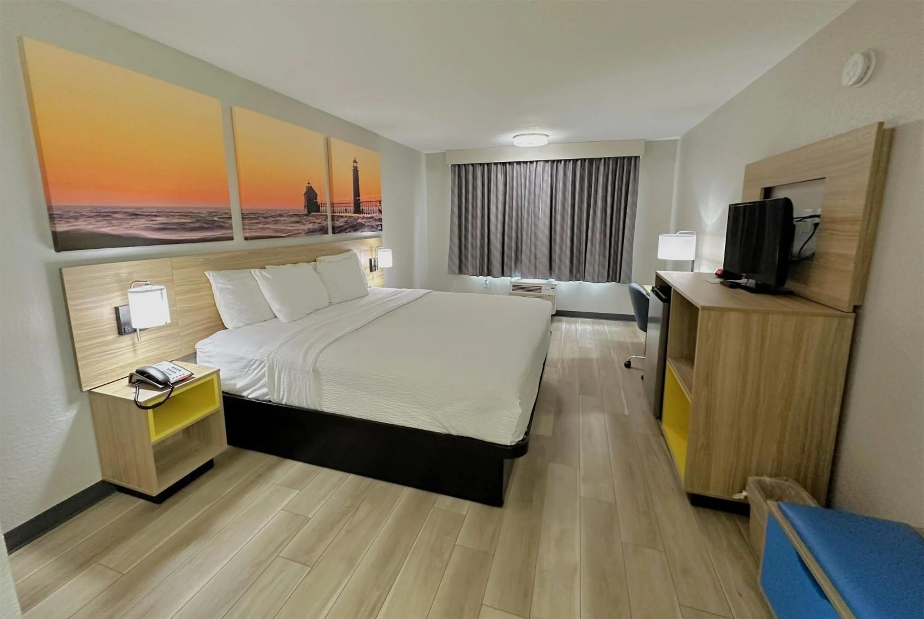 Photo of the whole room, Bed in Days Inn by Wyndham Holland