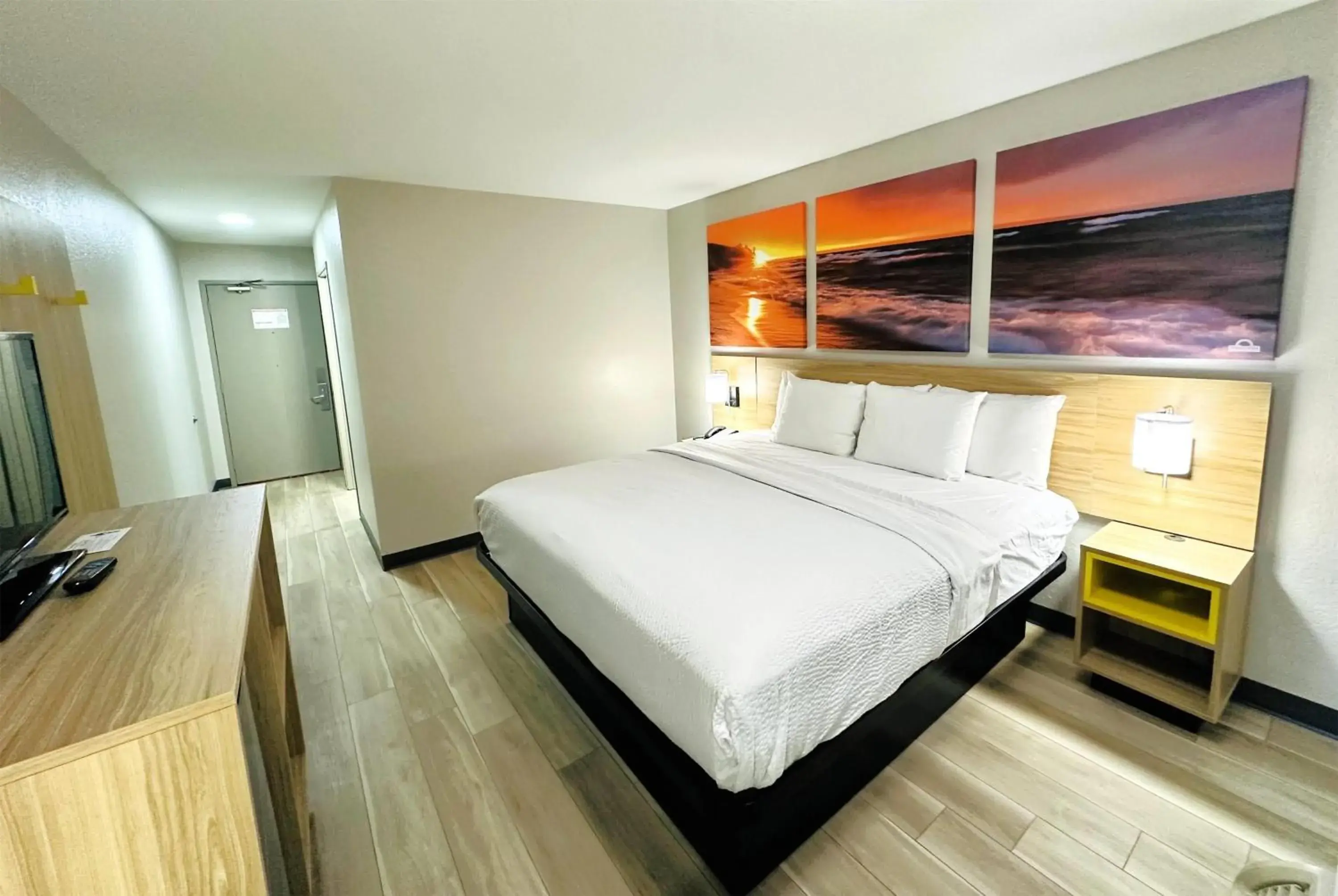 King Room with Bath Tub - Mobility Accessible/Non-Smoking in Days Inn by Wyndham Holland King Room with Bath Tub - Mobility Accessible/Non-Smoking in Days Inn by Wyndham Holland