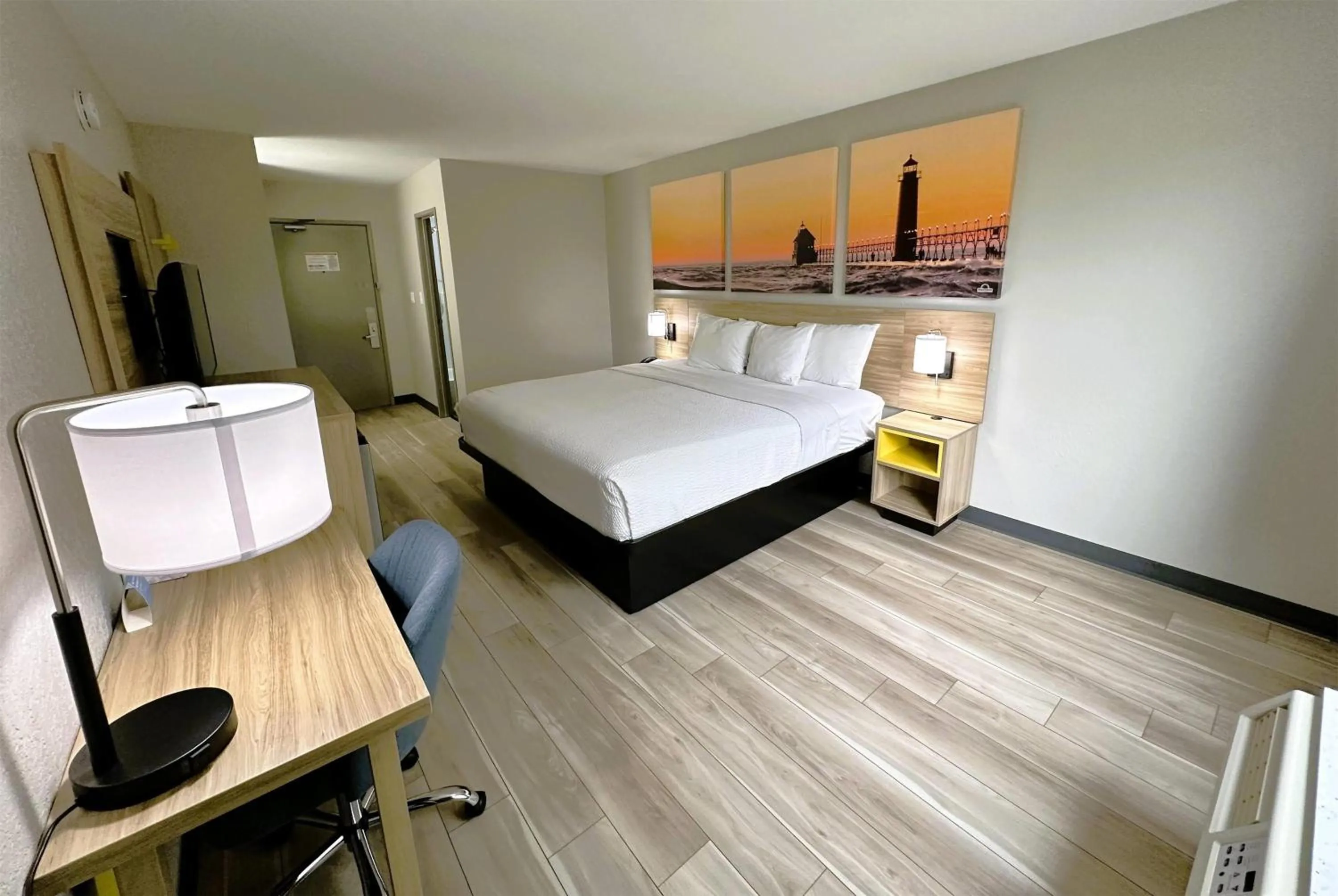 Photo of the whole room, Bed in Days Inn by Wyndham Holland