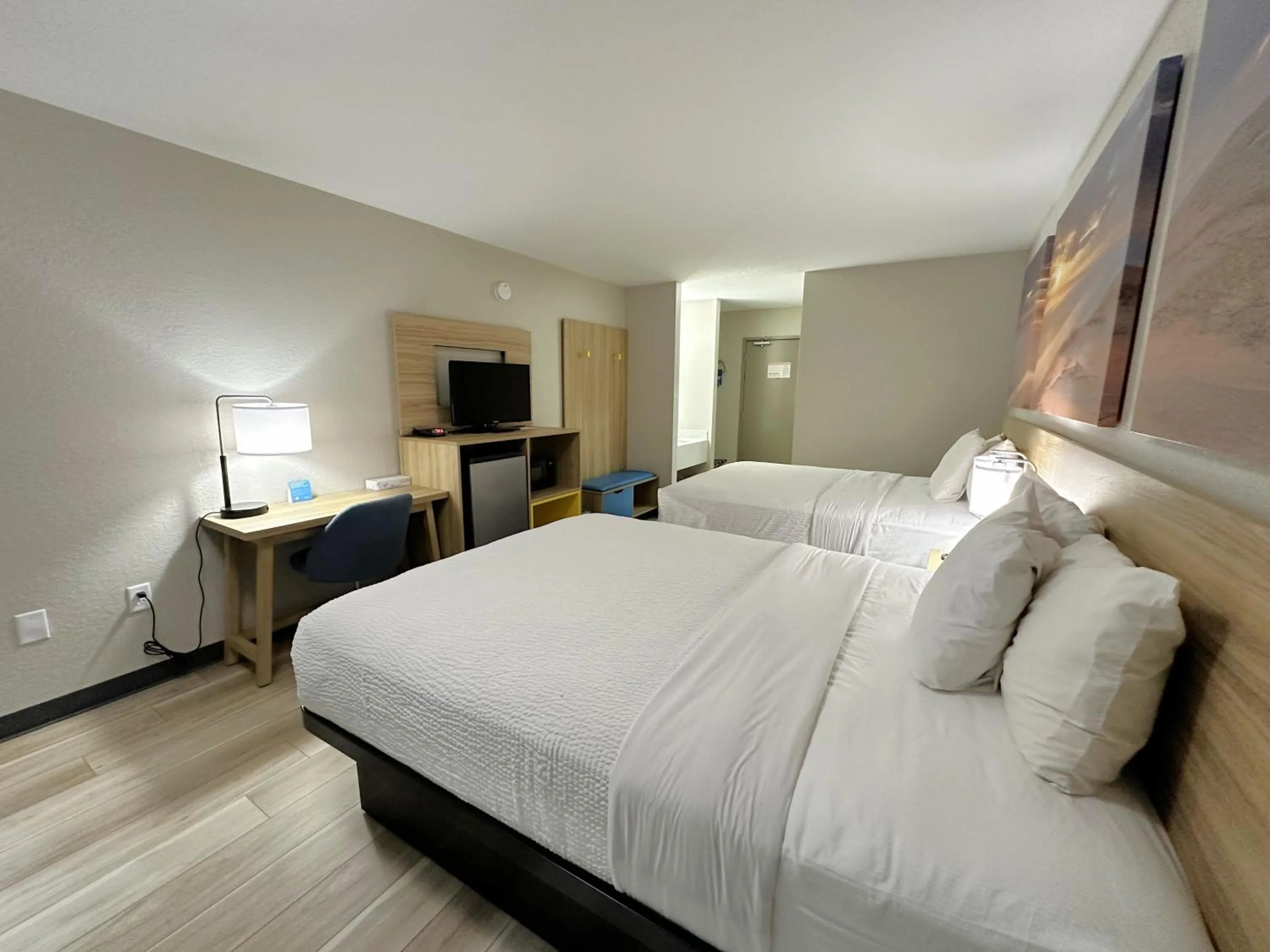 Photo of the whole room, Bed in Days Inn by Wyndham Holland