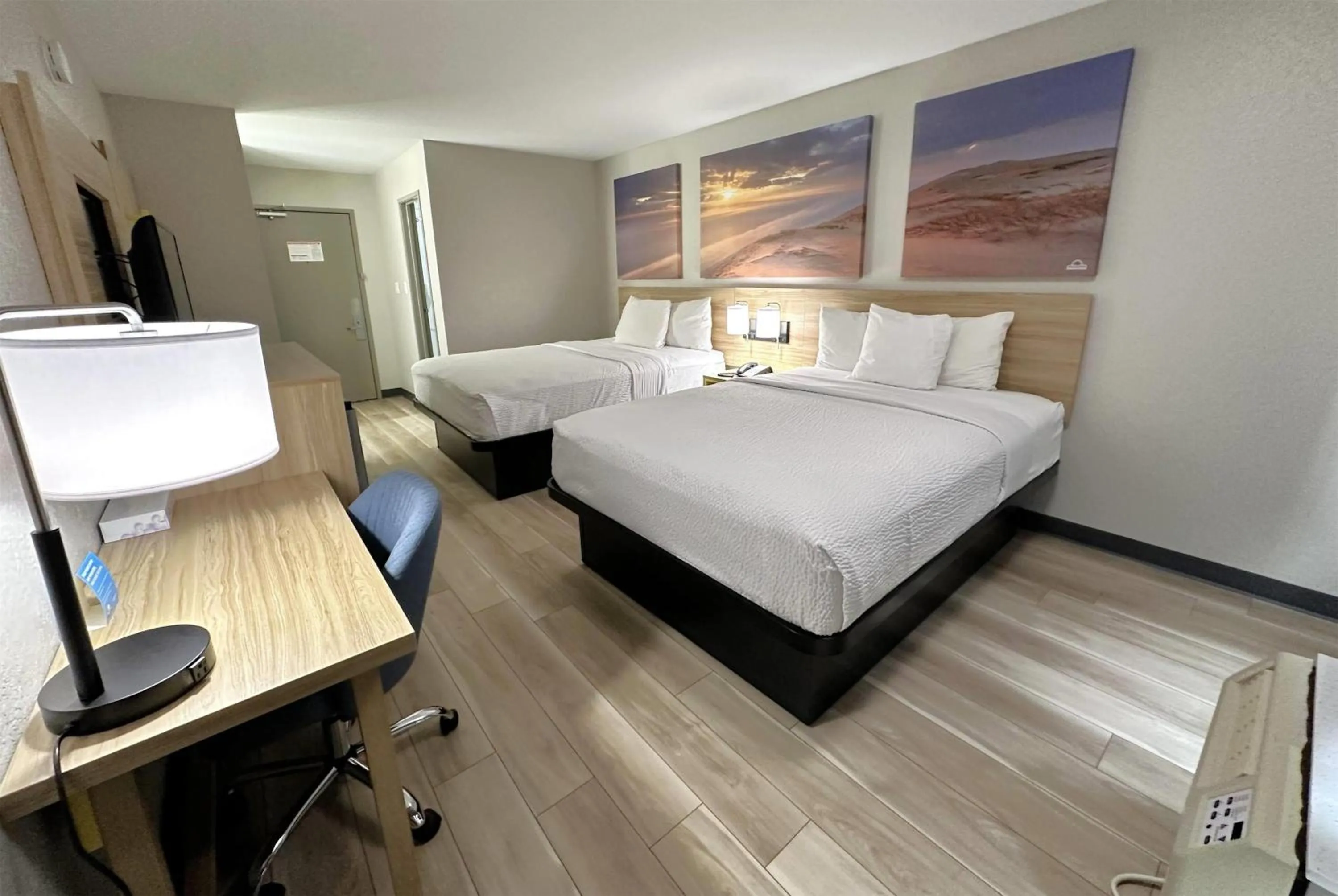 Photo of the whole room, Bed in Days Inn by Wyndham Holland