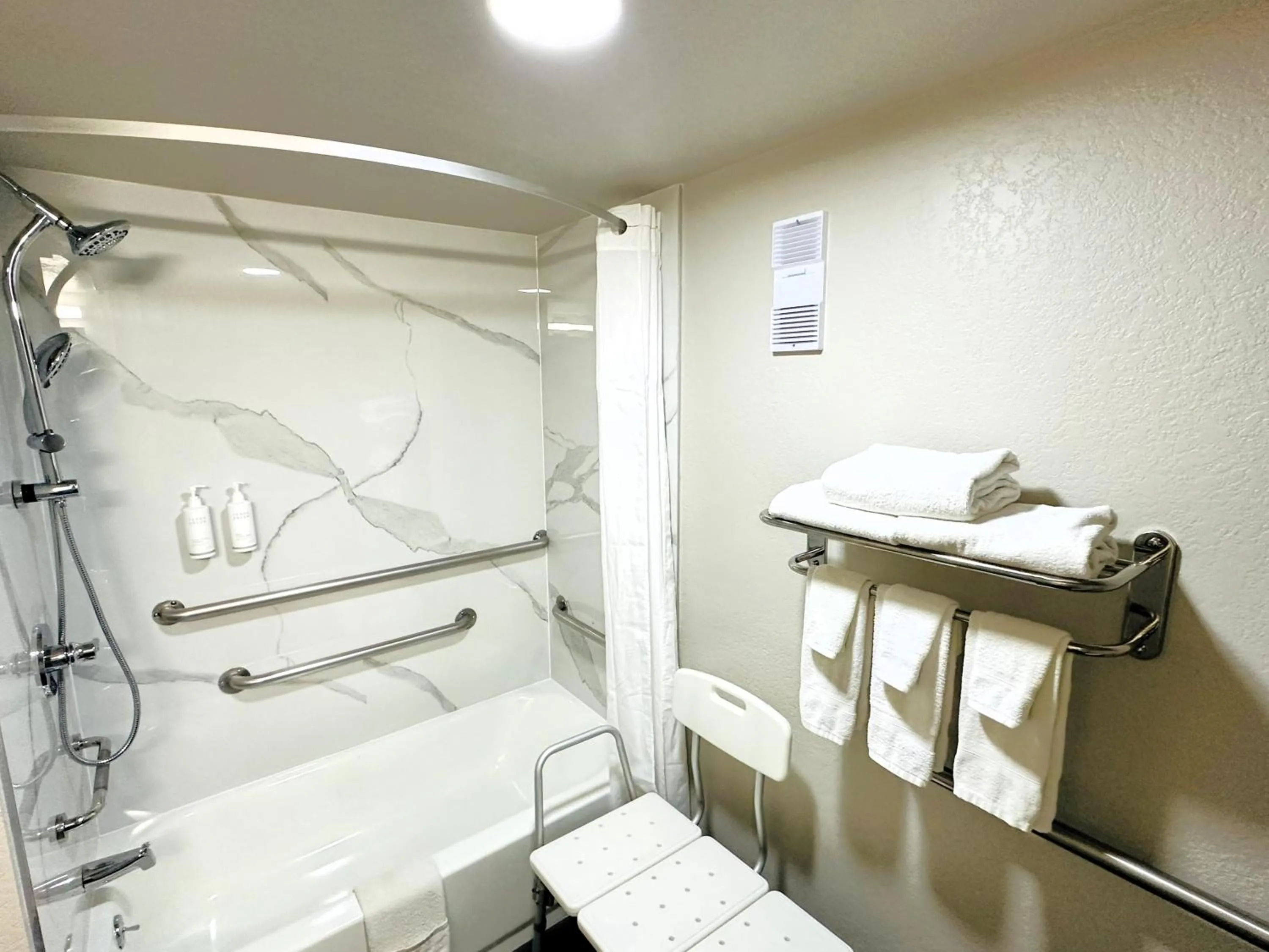 Bathroom in Days Inn by Wyndham Holland