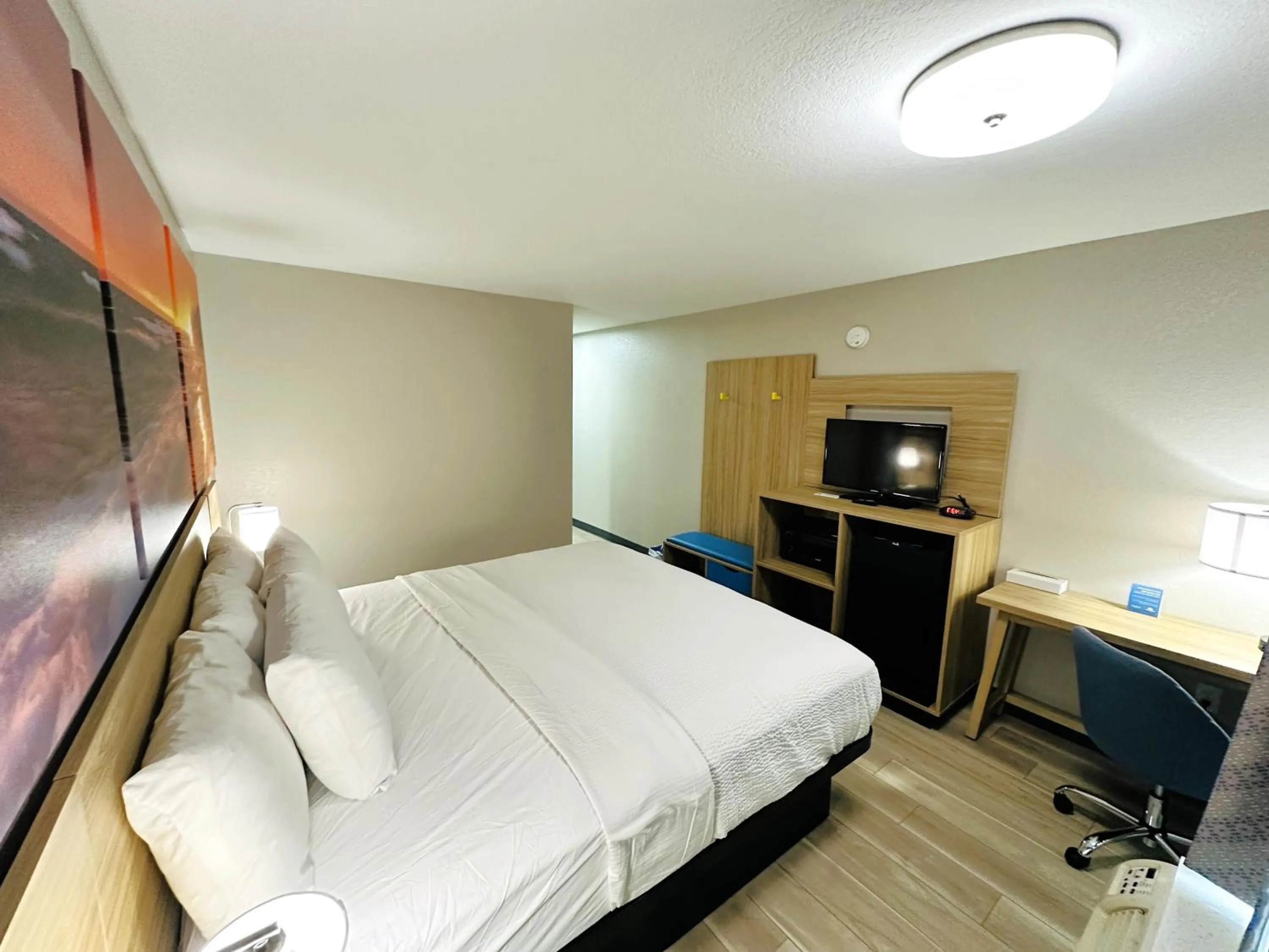 Bedroom, Bed in Days Inn by Wyndham Holland